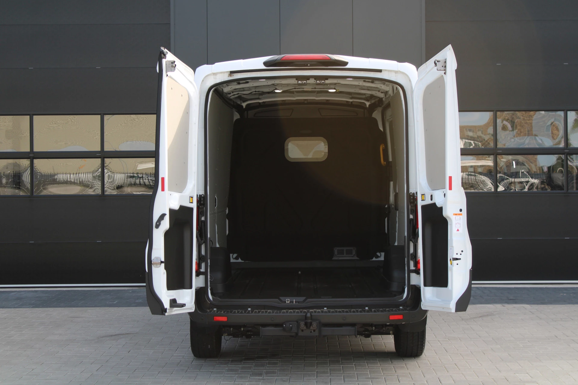 Ford Transit 2024 - 350 2.0 TDCI L3H2 Trend MHEV 170pk Trend - Navigatie - Blind Spot - Adaptive cruise - Camera - 270gr deuren - Trekhaak - Rijklaar Bild 4