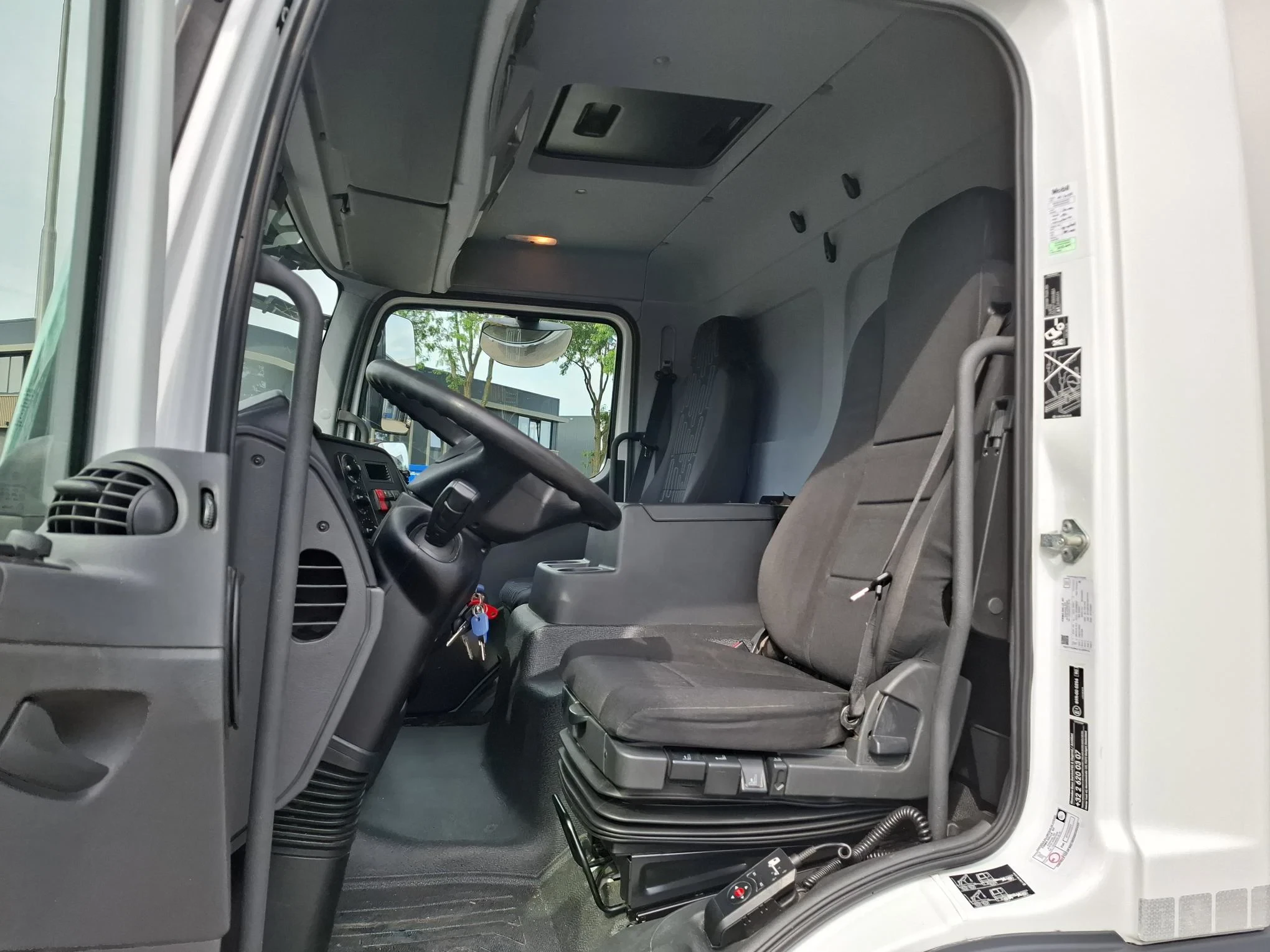 Mercedes-Benz Atego 2020 - 1523 / THERMOKING T560R / 201691 KM / LAMBERET ISOLATED COOLBOX 7MTR / PLATFORM 1500KG / TUV:06-11-2026 / TOP CONDITION / AUTOMATIC / EURO-6 / 2020 obrázek 19