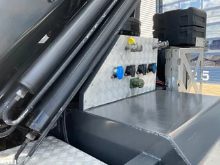 Mercedes-Benz Arocs 3253 8x4 Hiab 105 Tonmeter laadkraan 2019 - N/A immagine 15