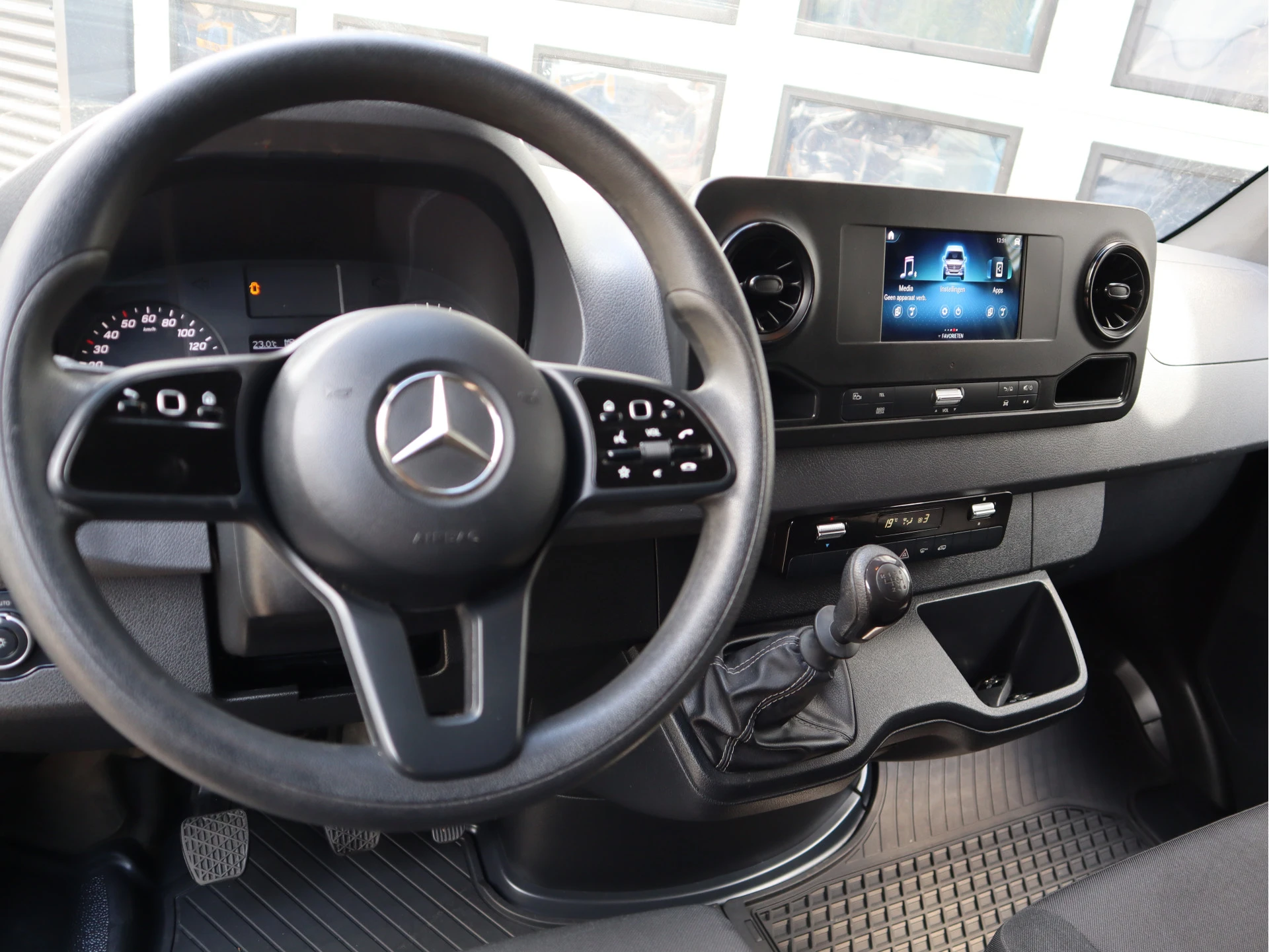 Mercedes-Benz Sprinter 2024 - 315 CDI 150 pk L2H2 Mbux - Camera - Bankje afbeelding 12