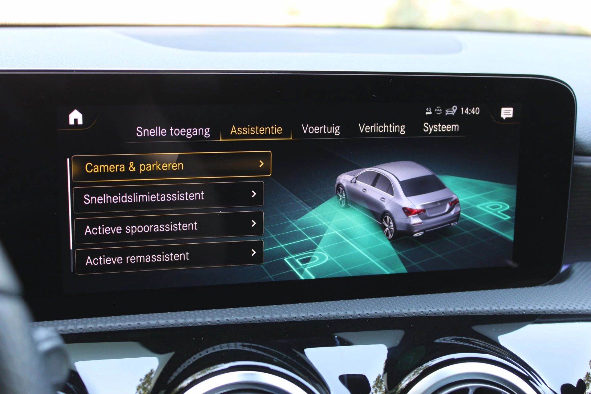 Mercedes-Benz A-Klasse 2023 - 180 AMG Line Panodak Sfeerlicht Keyless afbeelding 12