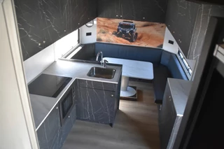 Volvo FH 2014 - 460 Globe XL 6x2 + HANGER - RACE TEAM - 6 ROAD-LEGAL SEATS/INCL. SEAT BELTS - LIVING - SHOWER - WC - BEDS - FULL AIR - ELEVATORS - WHEELBASE: 520 CM - ALCOA'S - TOP CONDITION - imagem 9