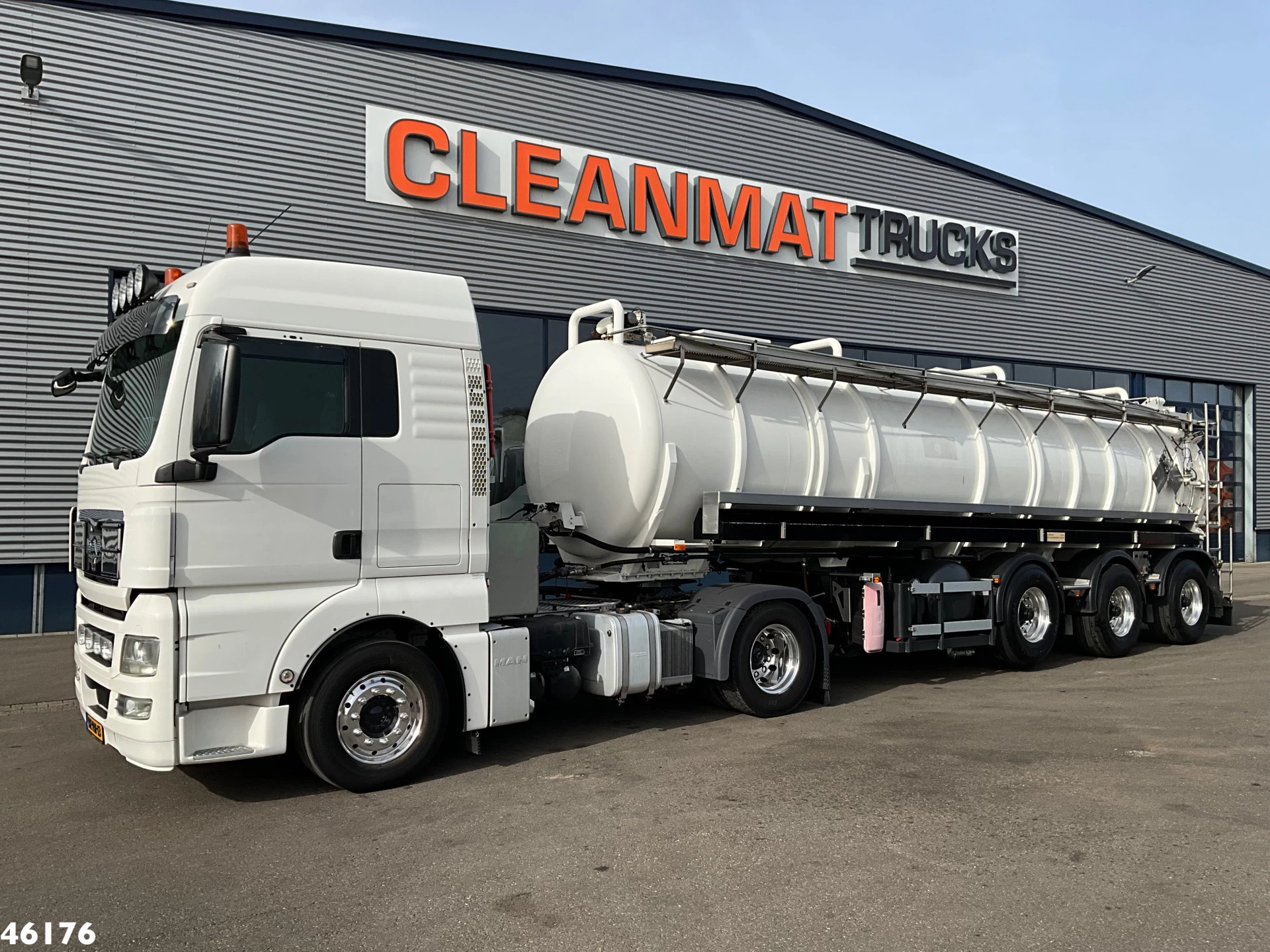 MAN TGX 2012 - 18.400 ADR trekker + Burg met Bekker LaGram Vacuüm ADR opbouw 30m³ image 2