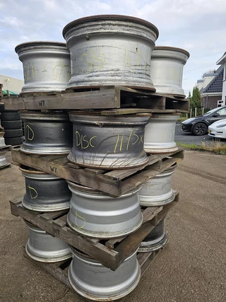 UNKNOWN 11.75 R 22.5  DISC RIM 2010 - N/A изображение 1