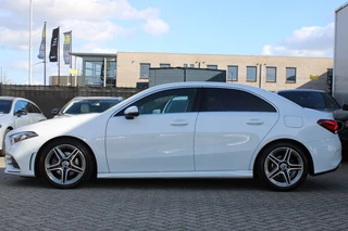 Mercedes-Benz A-Class 2020 - 180 AUT7 AMG LINE WIDESCREEN NAVI CAMERA CARPLAY NL AUTO изображение 4