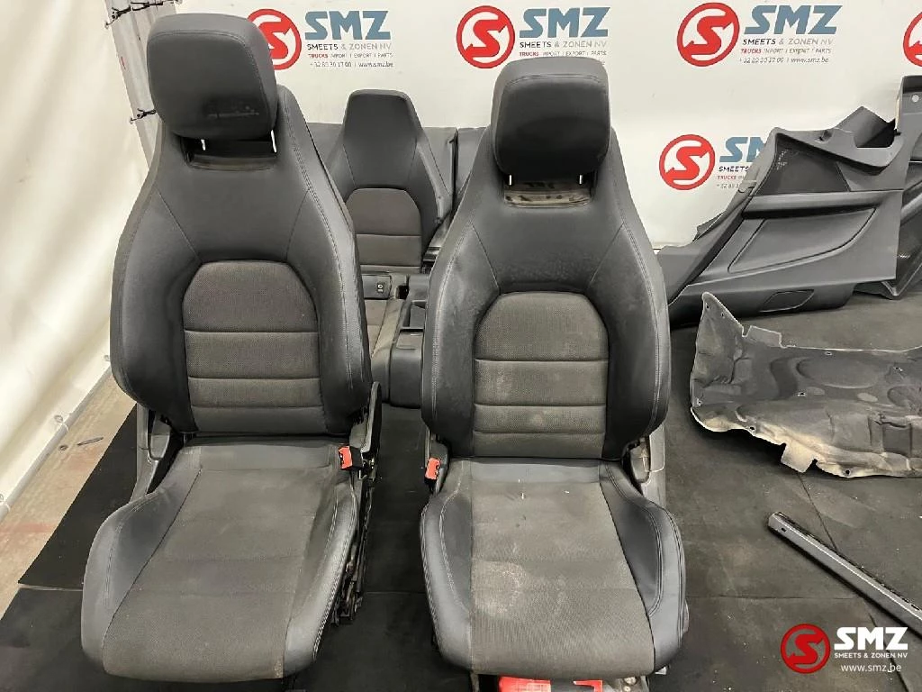 Mercedes-Benz - Occ set interieur met zetels W204FL Mercedes obrázek 2
