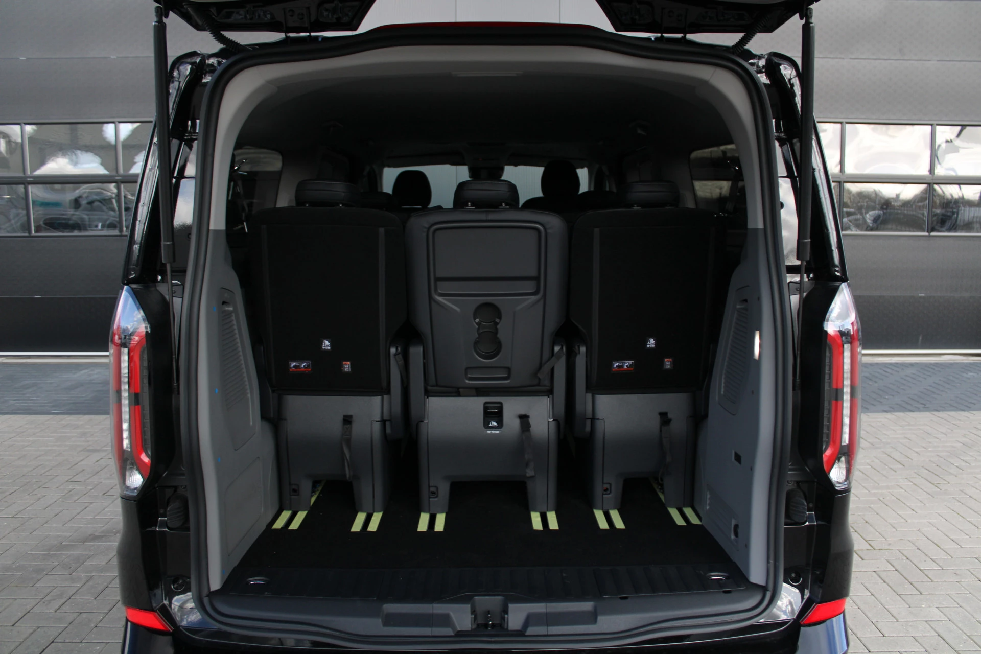 Ford Tourneo Custom 2025 - 340 2.5 PHEV L2H1 Titanium X 232pk | 2x Schuifdeur | ACC | 360 camera | Leder | Navi | Verwarmd stuurwiel | 19" LM velgen | Rijklaar obrázek 11