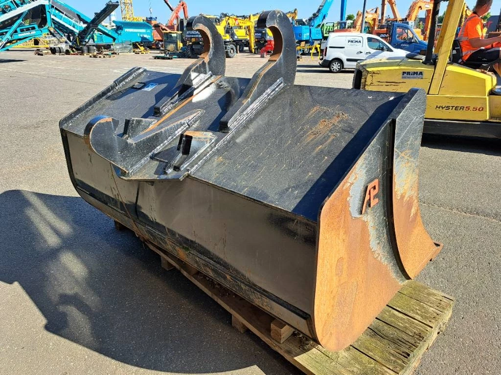 Pladdet 2013 - Bucket SG840NX2100, Quickcoupler SMP100 afbeelding 1