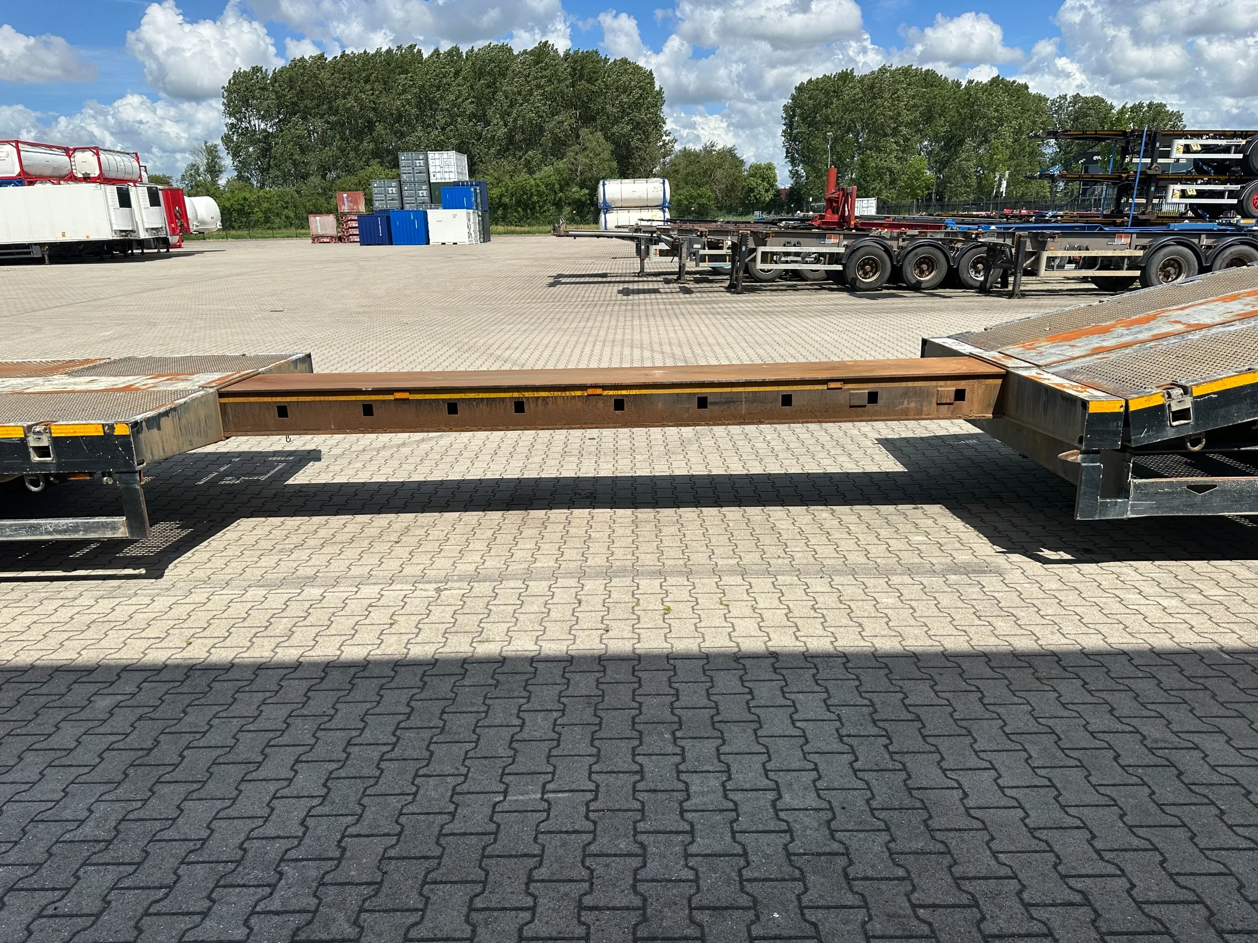 Broshuis 2015 - 3ABSD Lowloader 3-axle / GVW: 53.000kg / Neck: 23.000kg / hydraulic steering + ramps + loading table / 4.60m extendable / winch / liftaxle afbeelding 38