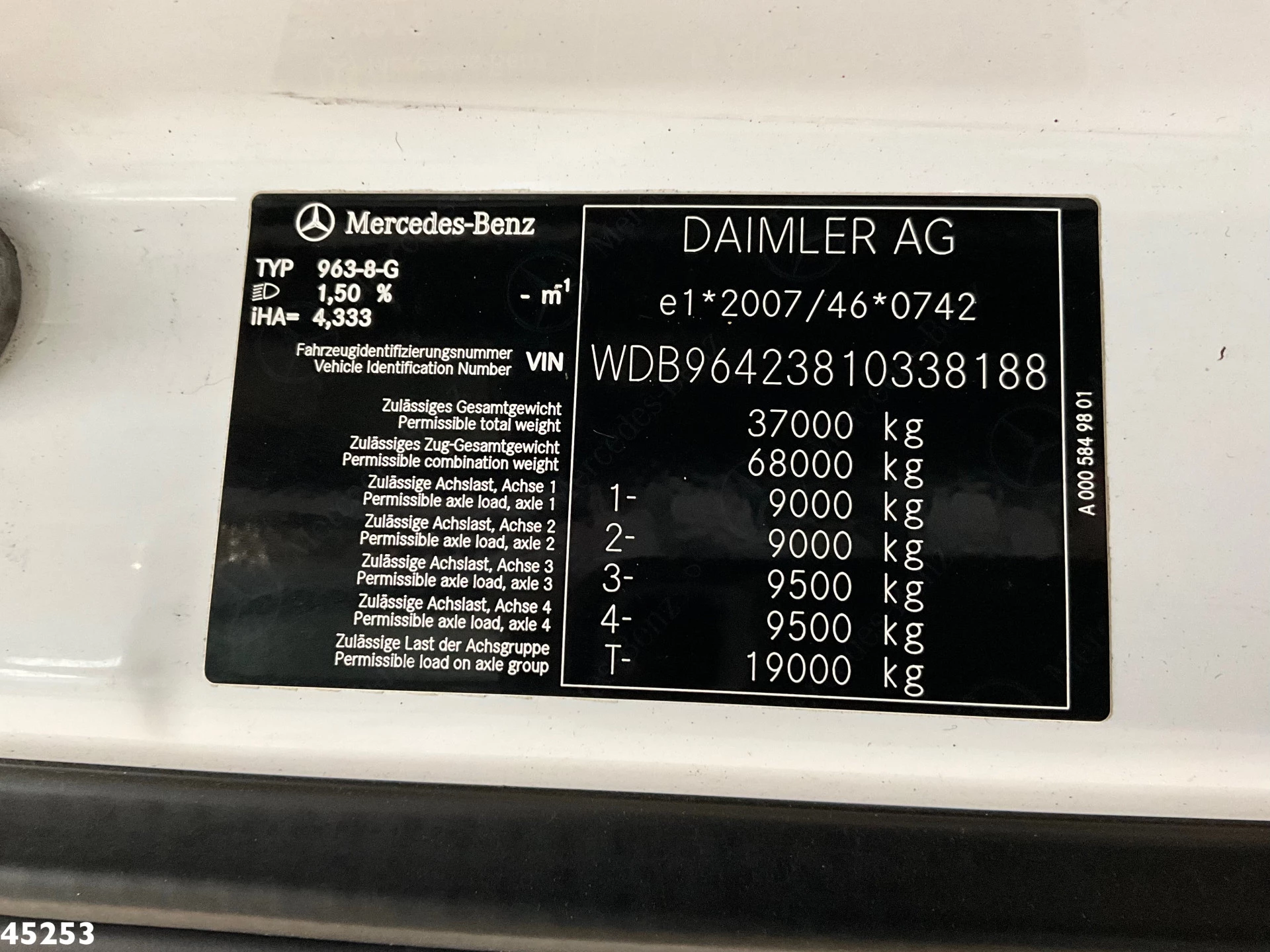 Mercedes-Benz Arocs 3253 8x4 Hiab 105 Tonmeter laadkraan 2019 image 32