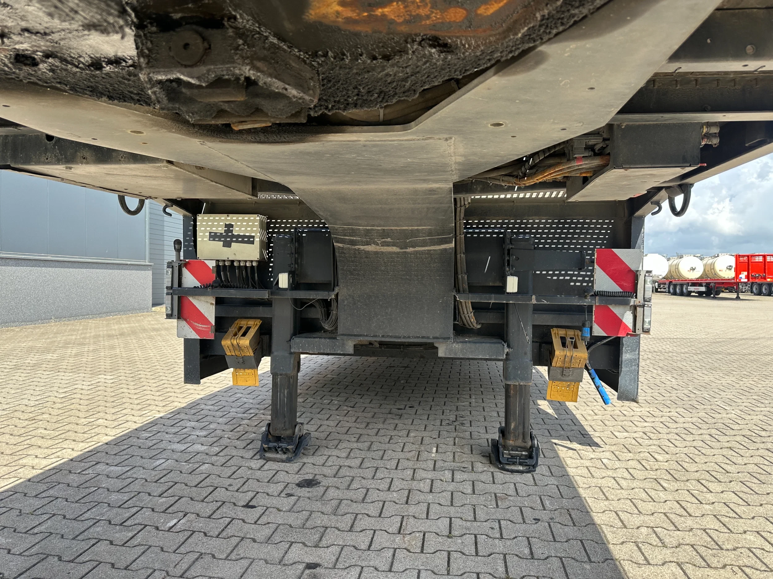 Broshuis 2017 - 3ABSD Lowloader 3-axle / GVW: 59.000kg / Neck: 23.000kg / hydraulic steering + ramps + loading table / 4.60m extendable / winch / liftaxle afbeelding 17