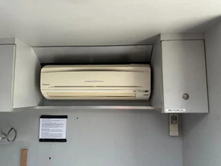Scania P 2010 - P230 TOP: multifunct. ruimte met airco (camper?), 22kVA generator, hydr. steunpoten, beloopbaar dak, keuken, APK 10-2026 immagine 8