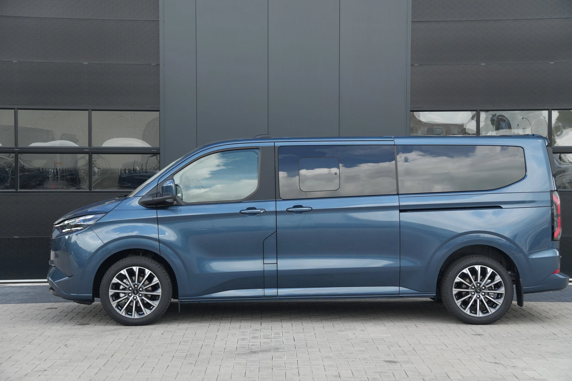 Ford Tourneo Custom 2026 - 340 2.5 PHEV L2H1 Titanium X 232pk | ACC | Pano | B&O | Elek. schuifdeuren | 360 camera | Elek-Trekhaak | Prijs excl. BTW | Rijklaar obrázek 10