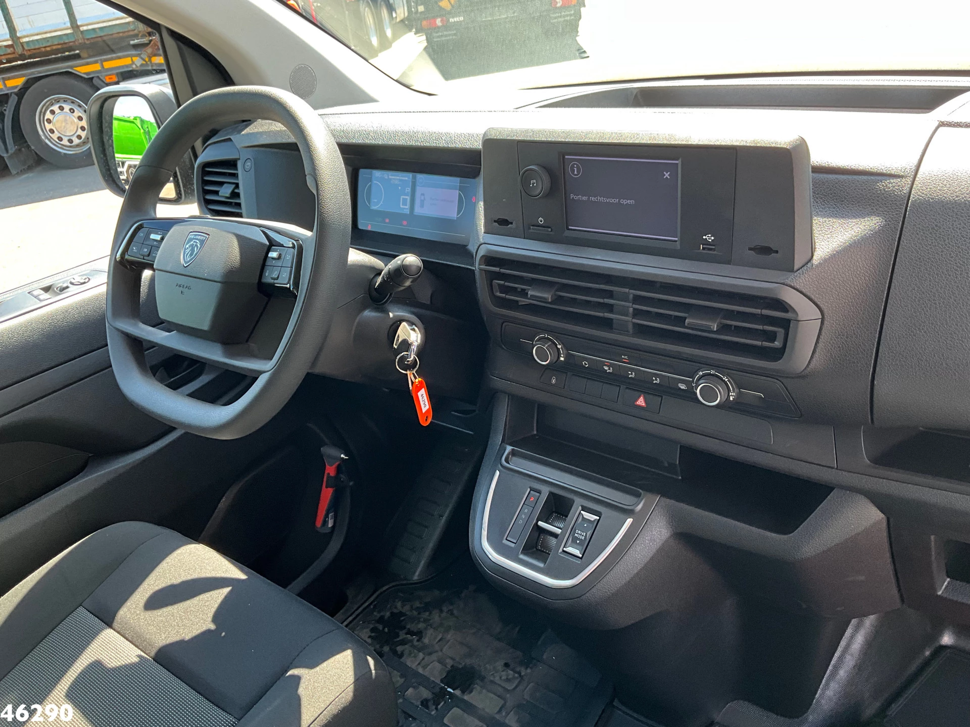 Peugeot e-Expert 2026 - 100% elektrisch kippende zijlader obrázek 14