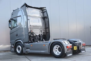Scania S 2025 - 590S V8 NGS 4x2NB - SUPER - NEW TACHO - ONLY 61 TKM - RETARDER - FULL OPTIONS - FULL AIR - PARK. AIRCO - 2 x FUEL TANKS - ALCOA'S - LED - AS GOOD AS NEW - afbeelding 3 miniatuur