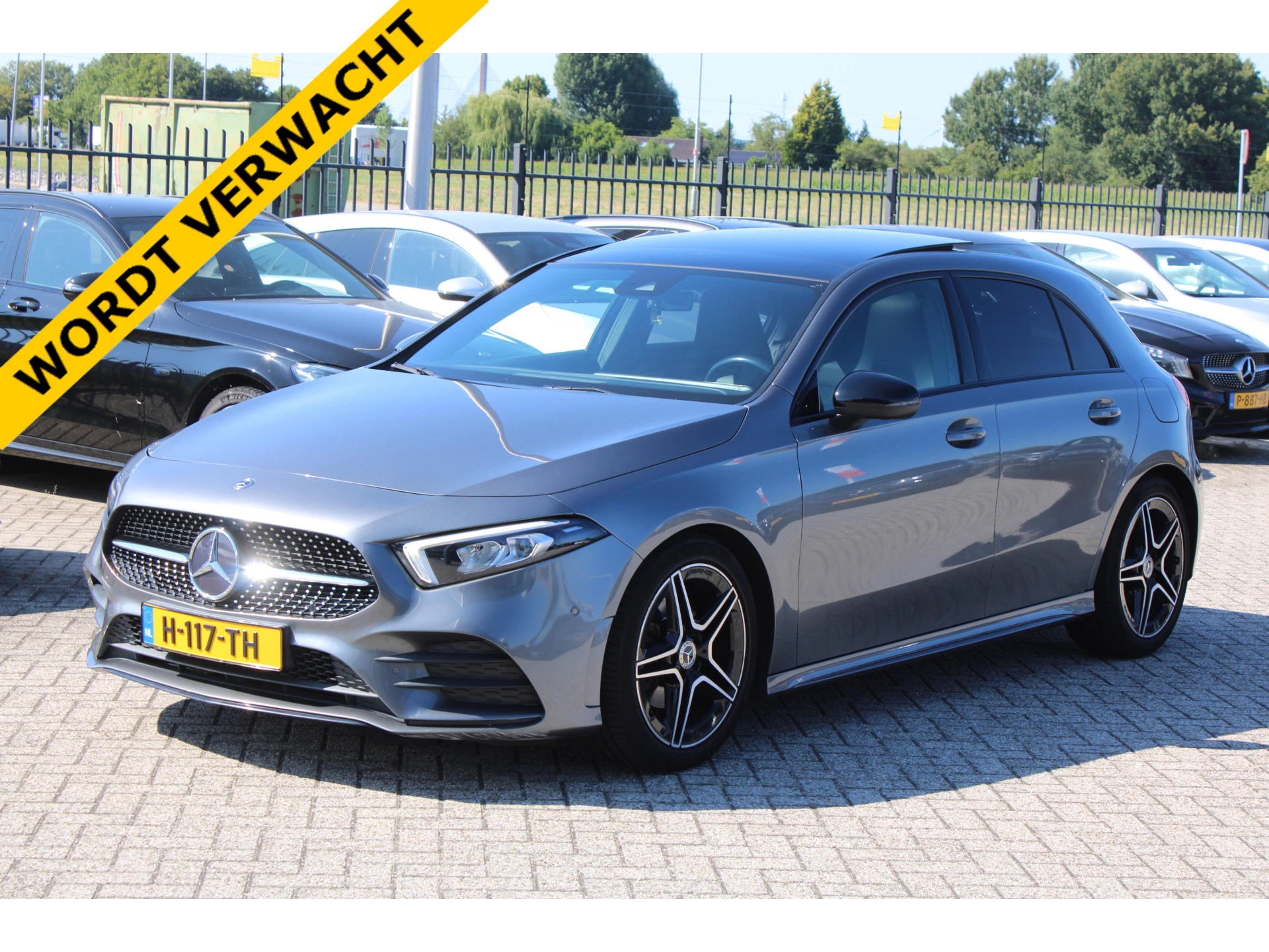Mercedes-Benz A-Klasse 2020 - 180 AUT7 AMG LINE NIGHT PAKKET PANORAMADAK SFEER CARPLAY <<NL AUTO>> afbeelding 1