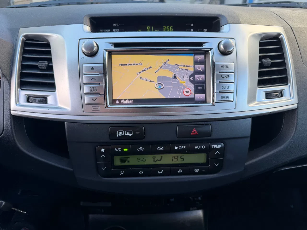 Toyota Hilux 2014 - 3.0 D-4D 4x4 Automaat Airco Navi Trekhaak image 18
