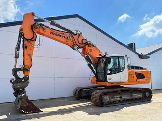Liebherr 2016 - R924LC - Triple Boom / Tilting Bucket image 2 thumbnail