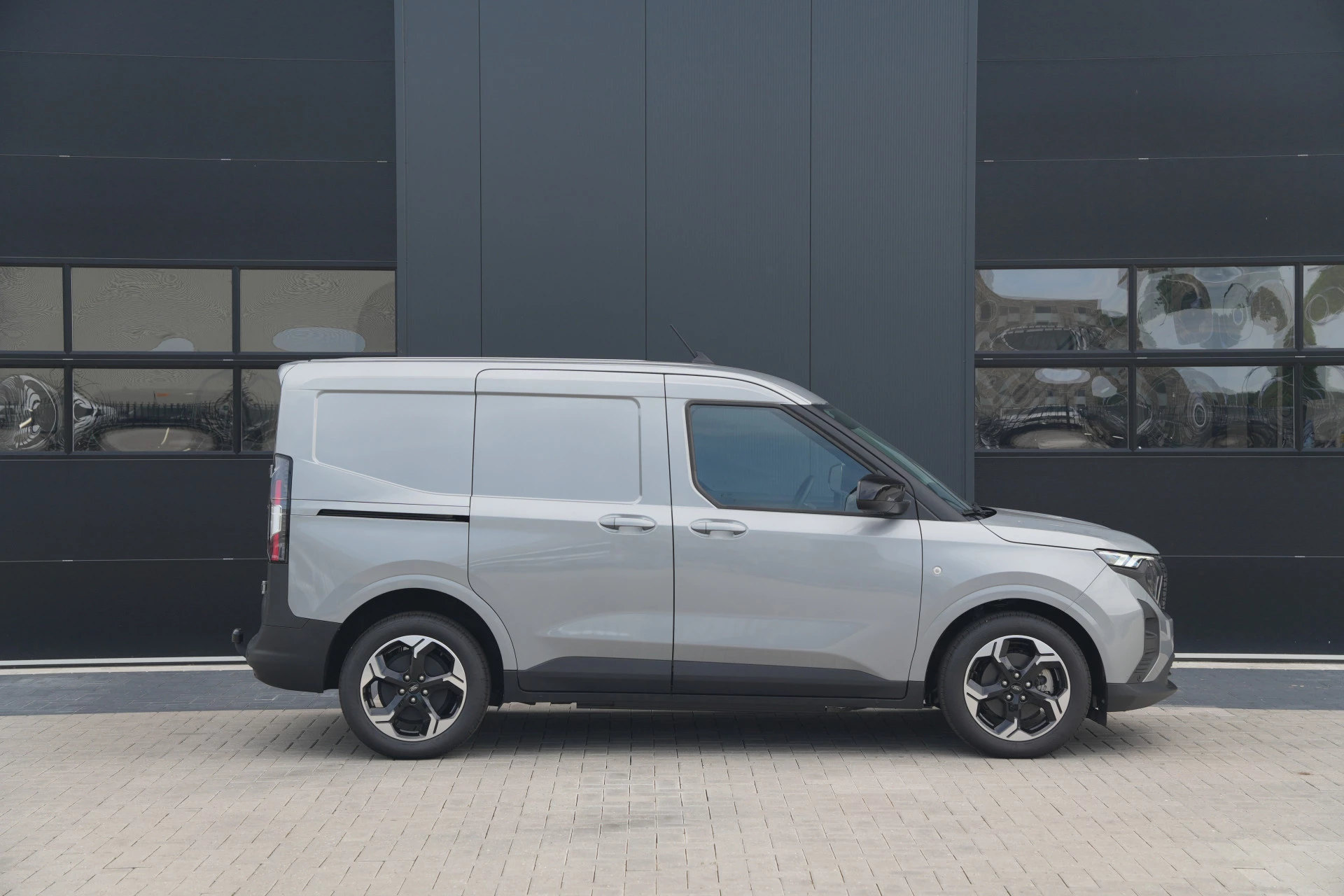 Ford E-Transit Courier 2026 - Limited 44 kWh 136pk - Trekhaak - Stoel/Stuurverwarming - ACC - Blindspot - Camera - Rijklaar Bild 4