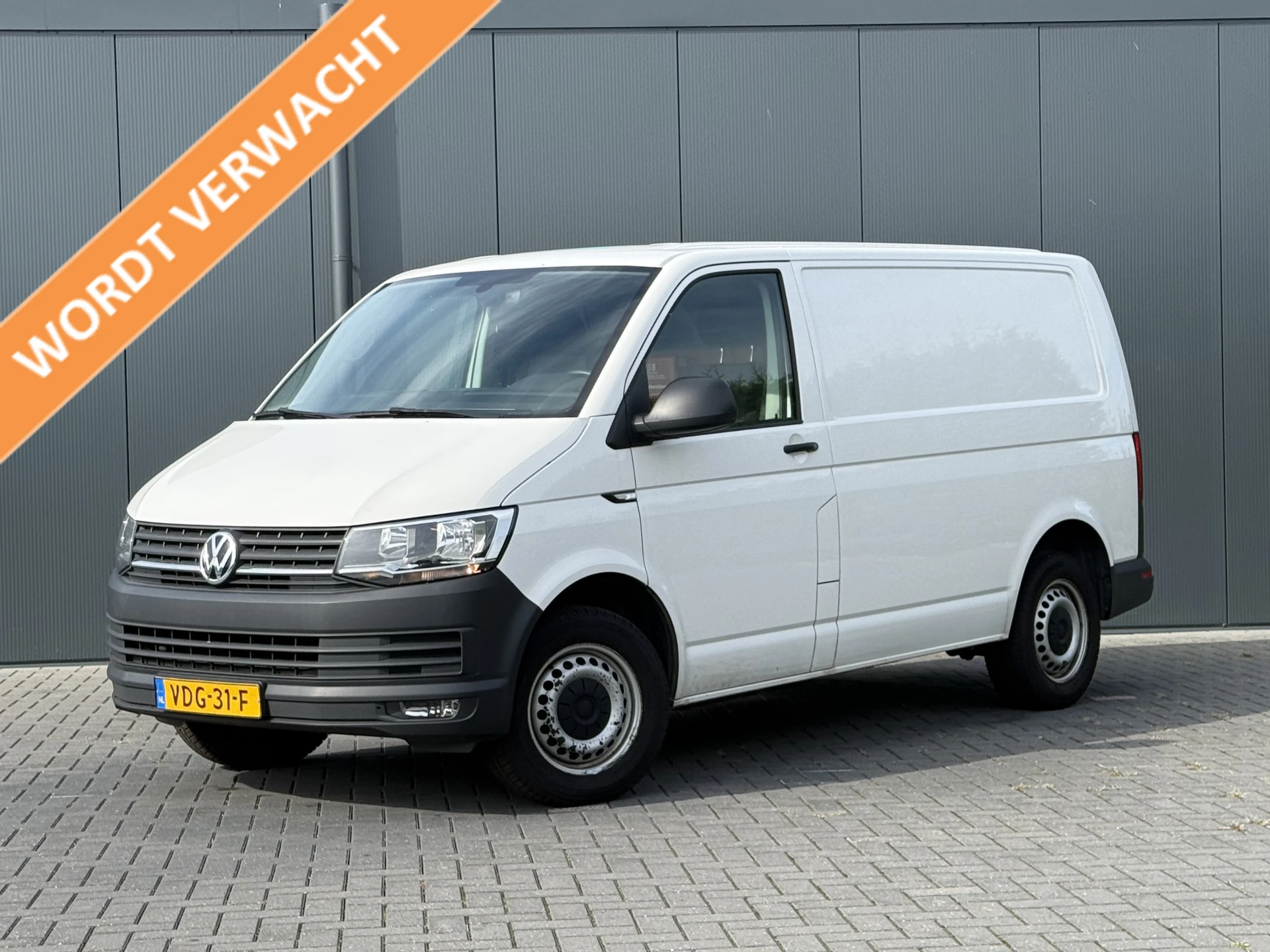 Volkswagen Transporter 2019 - 2.0 TDI 102 PK / L1H1 / WORDT VERWACHT / ACHTERKLEP / 1e EIG. / AIRCO / CRUISE / CAMERA afbeelding 1