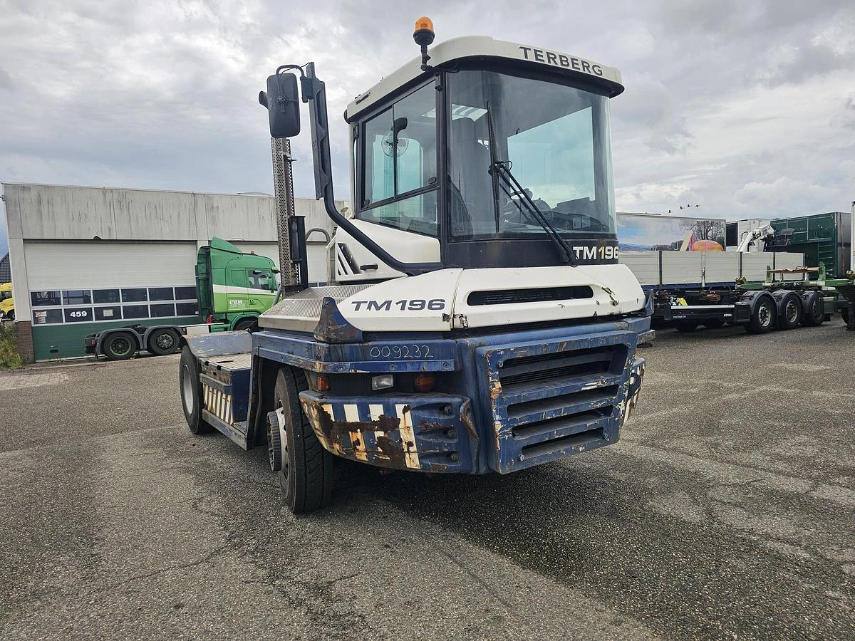 Terberg RT283 /TERMINAL TRACTOR 4X4/ TURNING CHAIR. /AUTOMATIC GEAR /21822 HOURS 2015 afbeelding 1