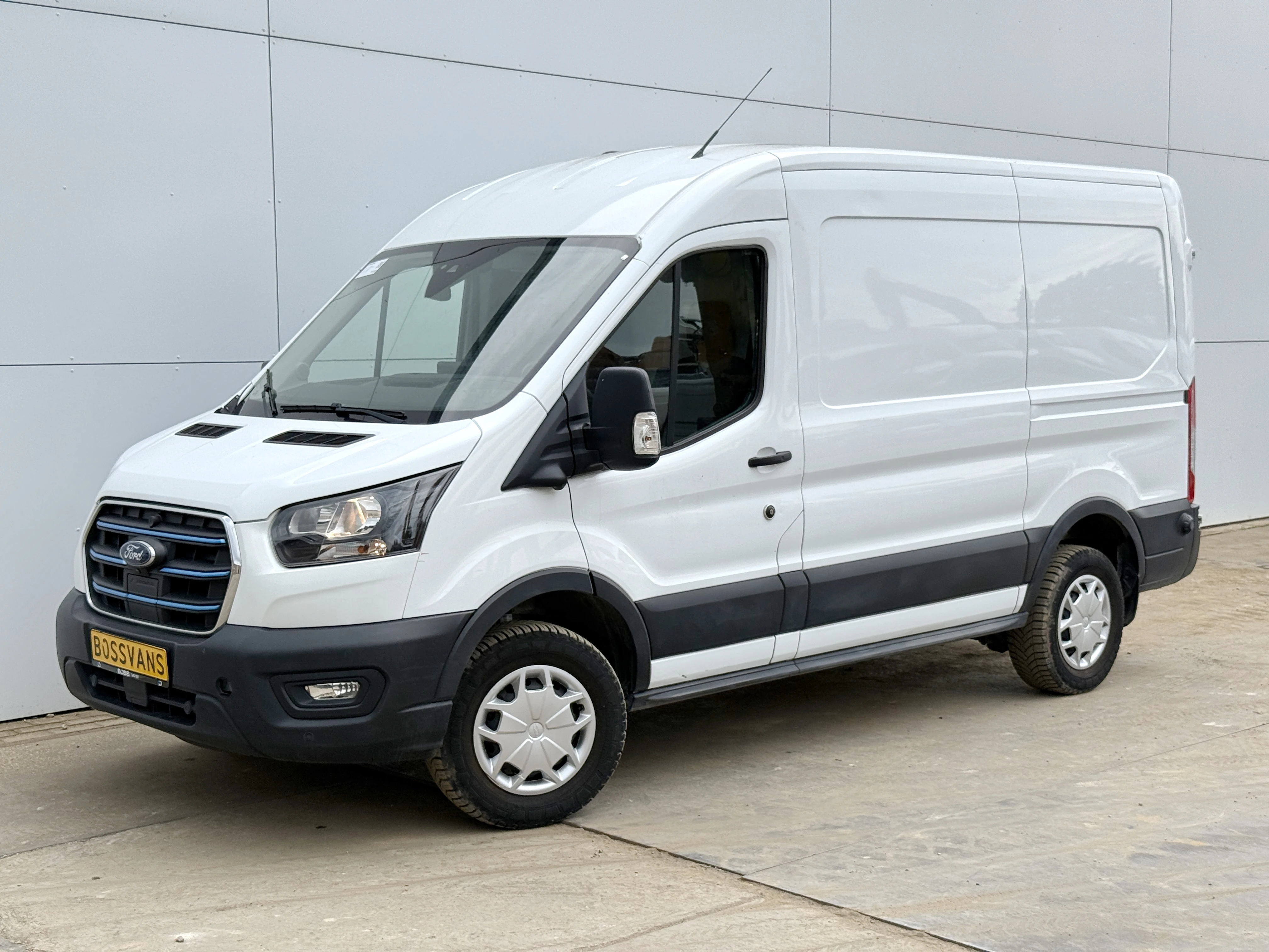 Ford E-Transit 2023 - 68kWh 184PK L2H2 317km WLTP BEV Snelladen 360° Camera Stoelverwarming Cruise control Climate control Carplay Navigatie Parkeersensoren image 1