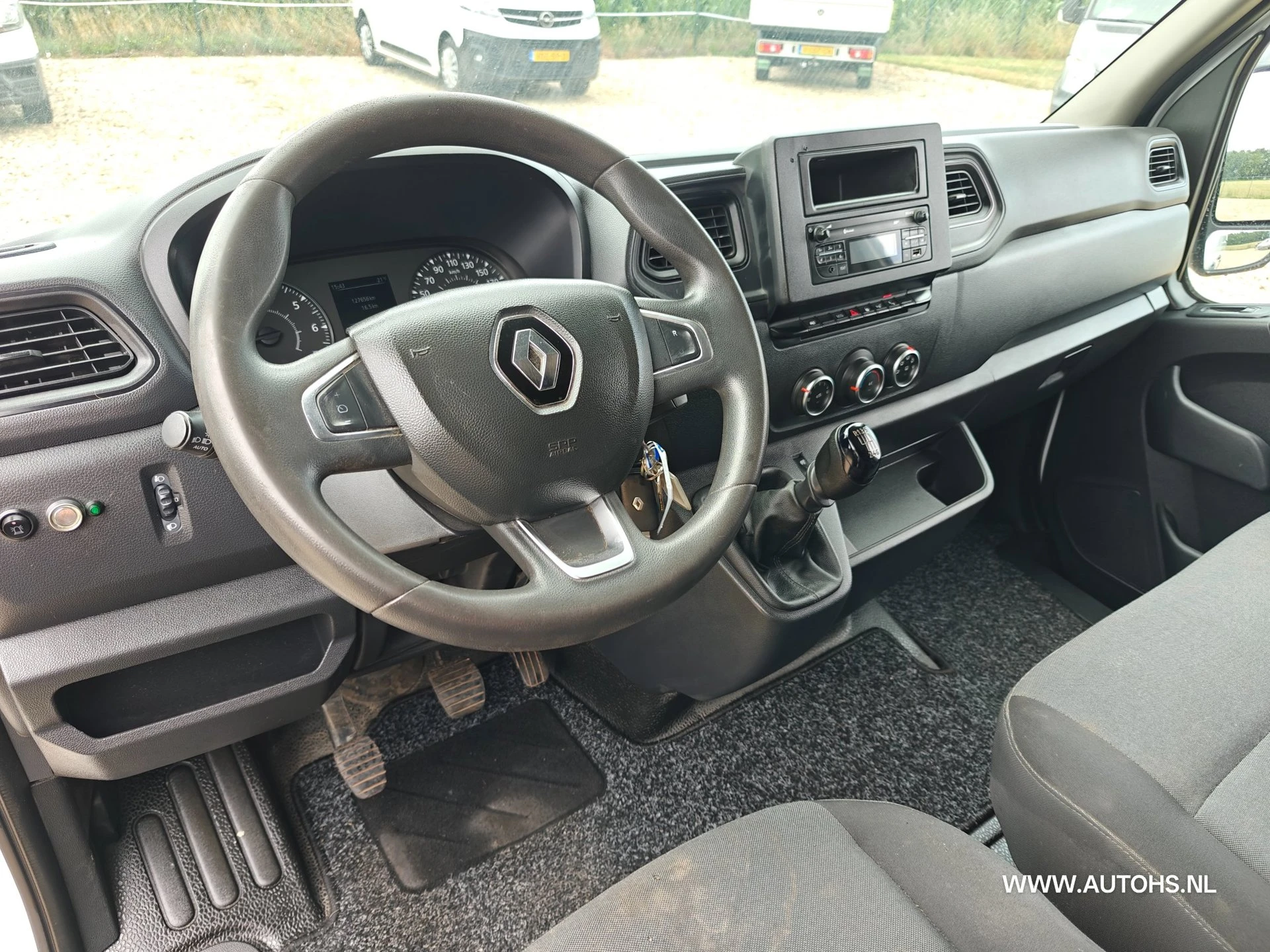 Renault Master 2020 - T35 2.3 dCi 135 L2H2 + werkplaats inrichting , Euro 6 , 1e Eig , 140 PK , Apk 4-2027 , Camera , leuke bus. image 12