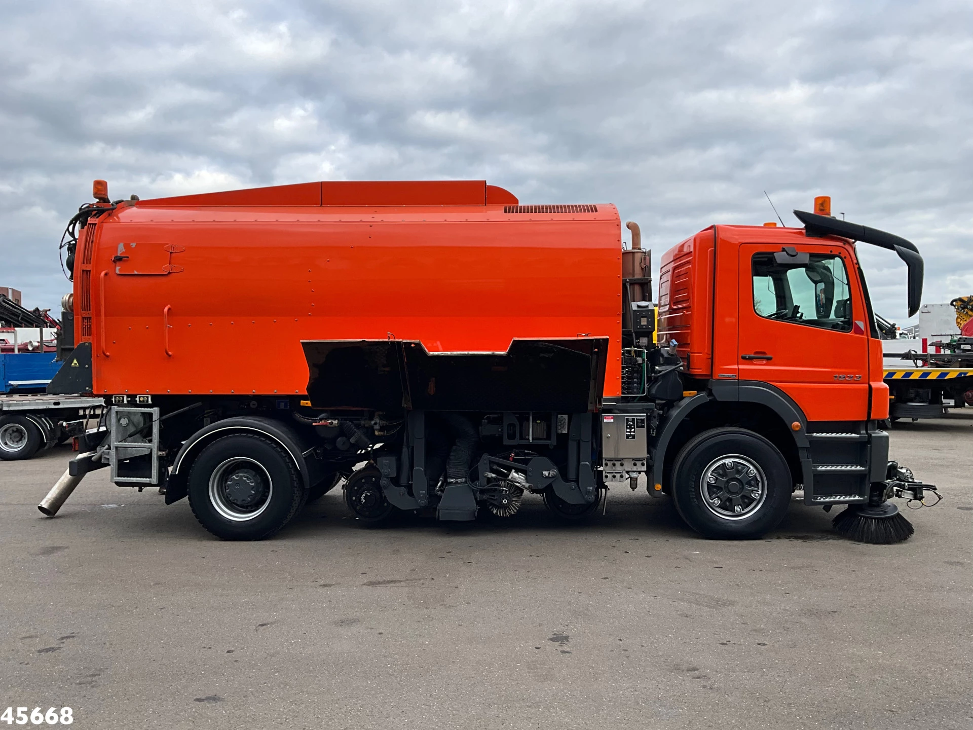 Mercedes-Benz Axor 1833 4x4 Schörling SORF Schienenreinigungs/Railway sweeper Just 38.680 Km! 2013 obrázek 8