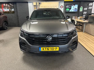 Volkswagen Touareg 2023 - 3.0 TSi eHybrid 4MOTION R 462pk / pano / leer / trekhaak / luchtvering / camera afbeelding 2 miniatuur