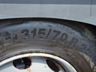 Volvo FH 2015 - 13.420 6x2 - Box - Loadlift - Manual gearbox - Low KM image 33
