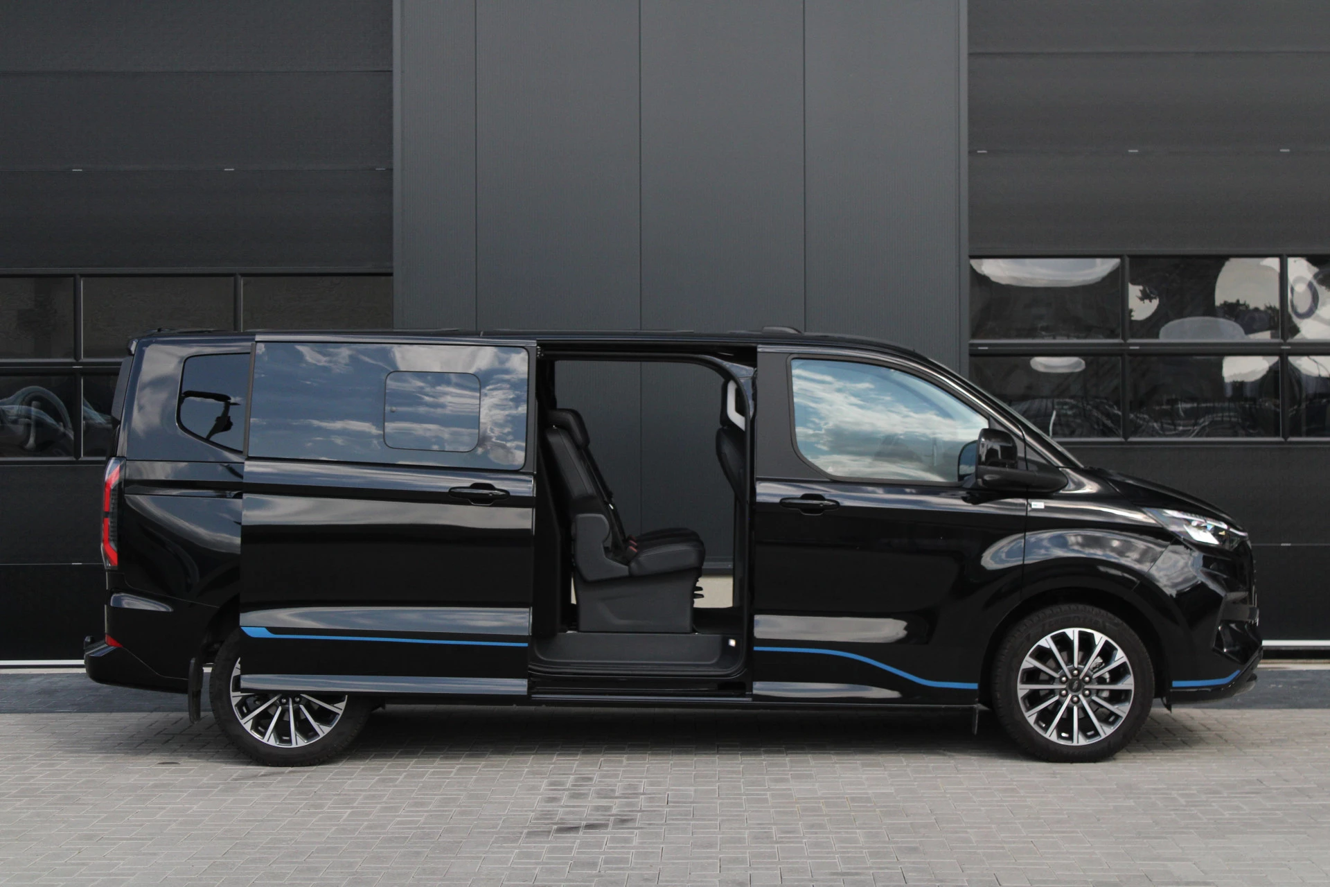 Ford Tourneo Custom 2024 - 320 2.0 TDCI L2H1 Titanium X DC 170pk - Adaptive Cruise - LED - Blind Spot - Leder - Navigatie - 360 Camera - Trekhaak - Rijklaar Bild 4