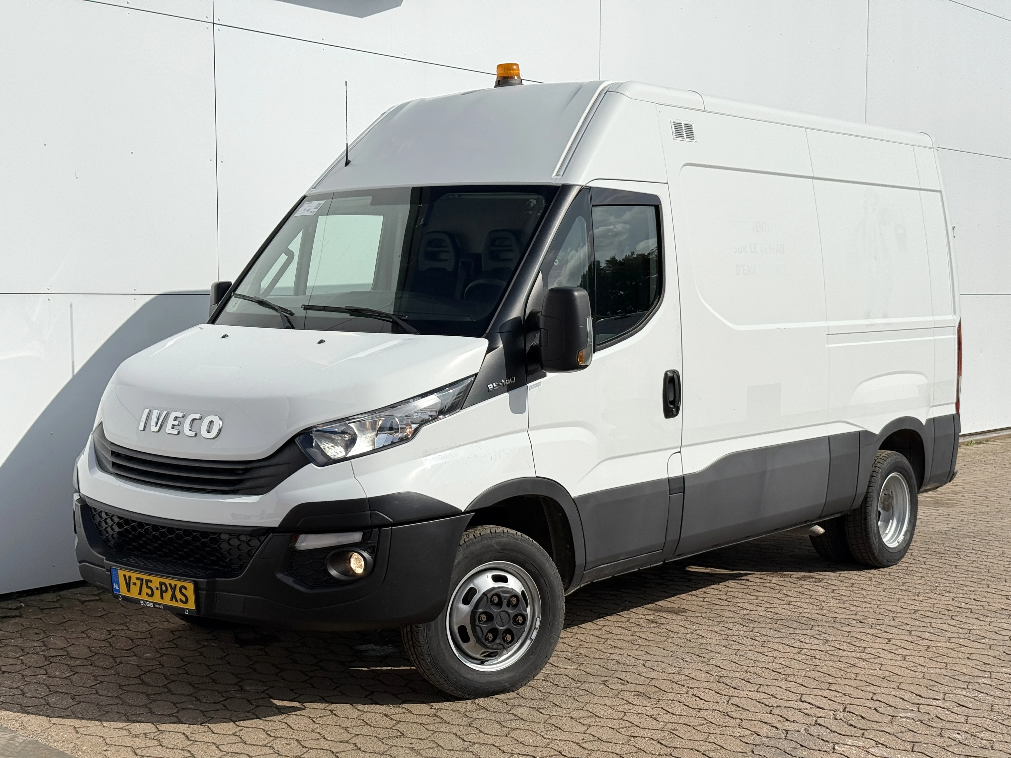 Iveco Daily 2019 - 35C14 2.3 L2H2 Dubbellucht Airco Cruise control Camera Trekhaak 3,5t Inbouw lucht geveerde stoel image 1