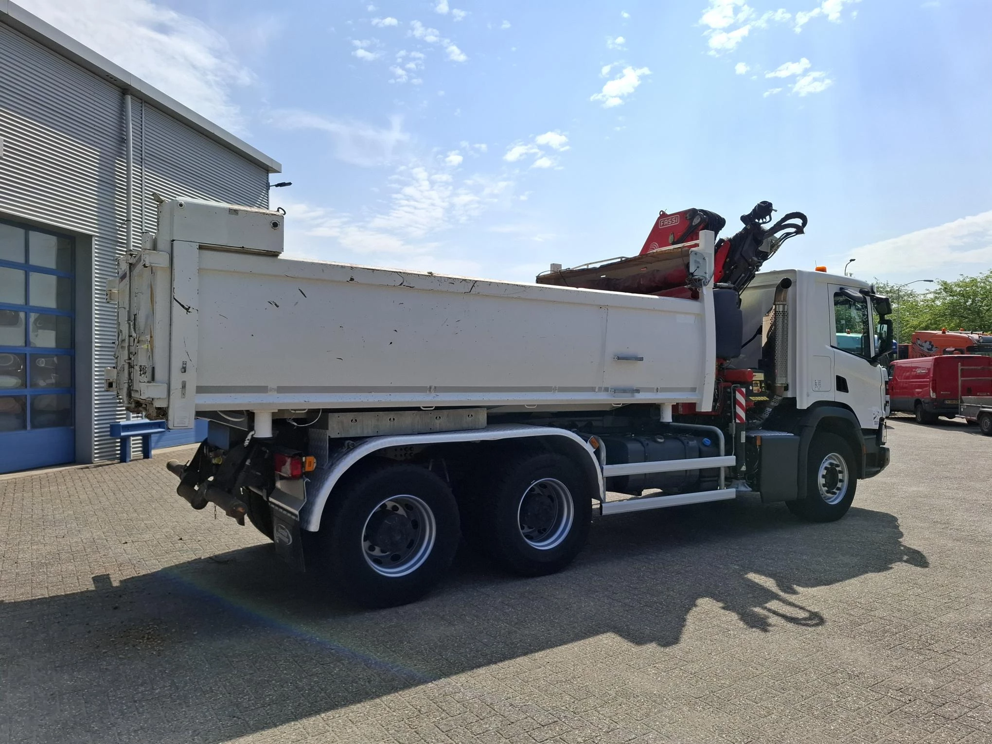 Scania P - NGS XT P410 / 6X4 / RETARDER / ONLY:192584 KM / BIG AXLE / FASSI F215A / REMOTE / ROTATOR / 2SIDE TIPPER / FULL-STEEL / DRUM BRAKES / TUV:01-03-2027 / EURO-6 / 2018 afbeelding 17
