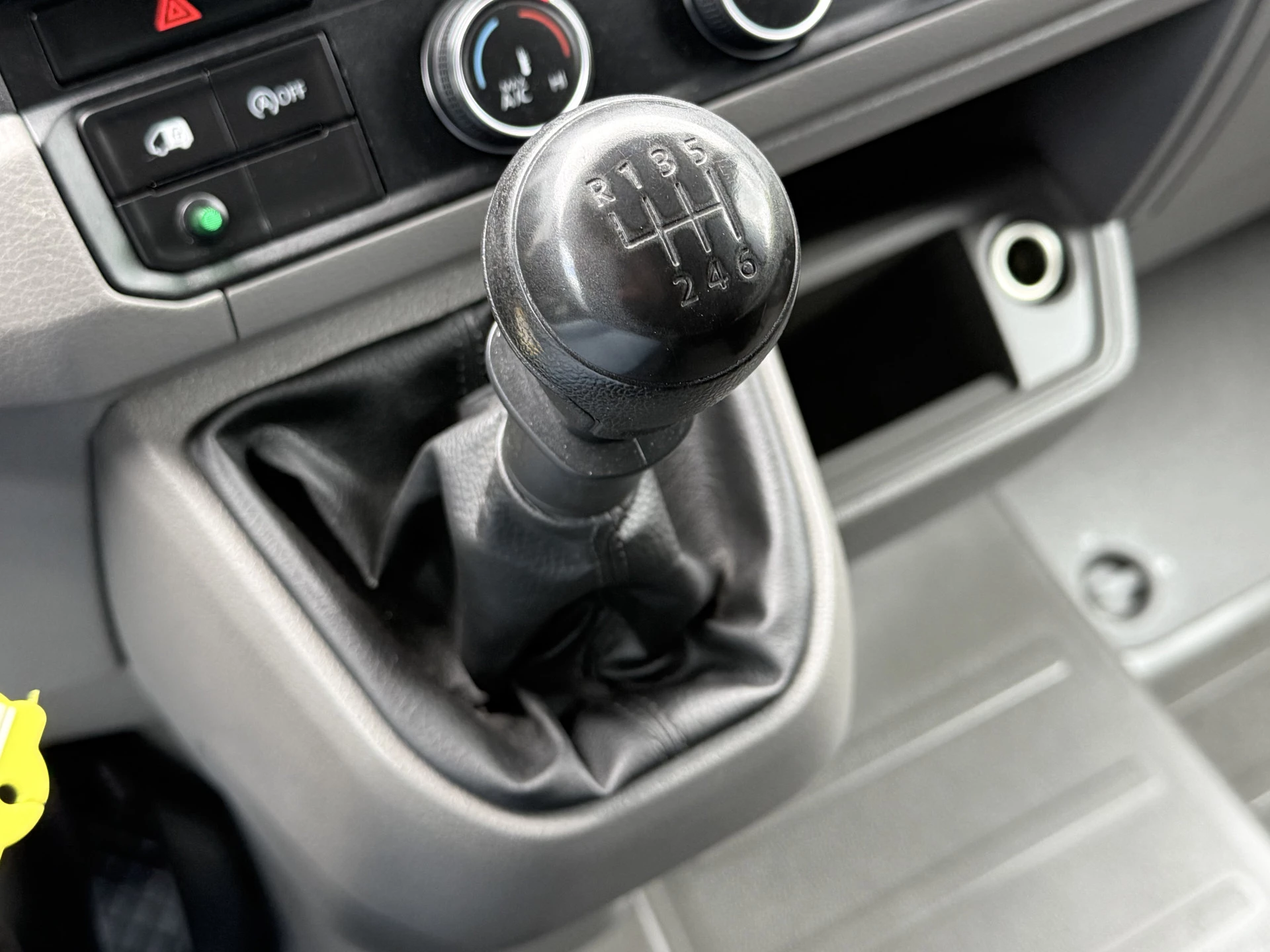 Volkswagen Crafter 2019 - 2.0 TDI 141 PK / L3H3 / 1e EIGENAAR / ZEER NETJES !! / AIRCO / CRUISE / ERGO GEVEERDE STOEL Bild 15