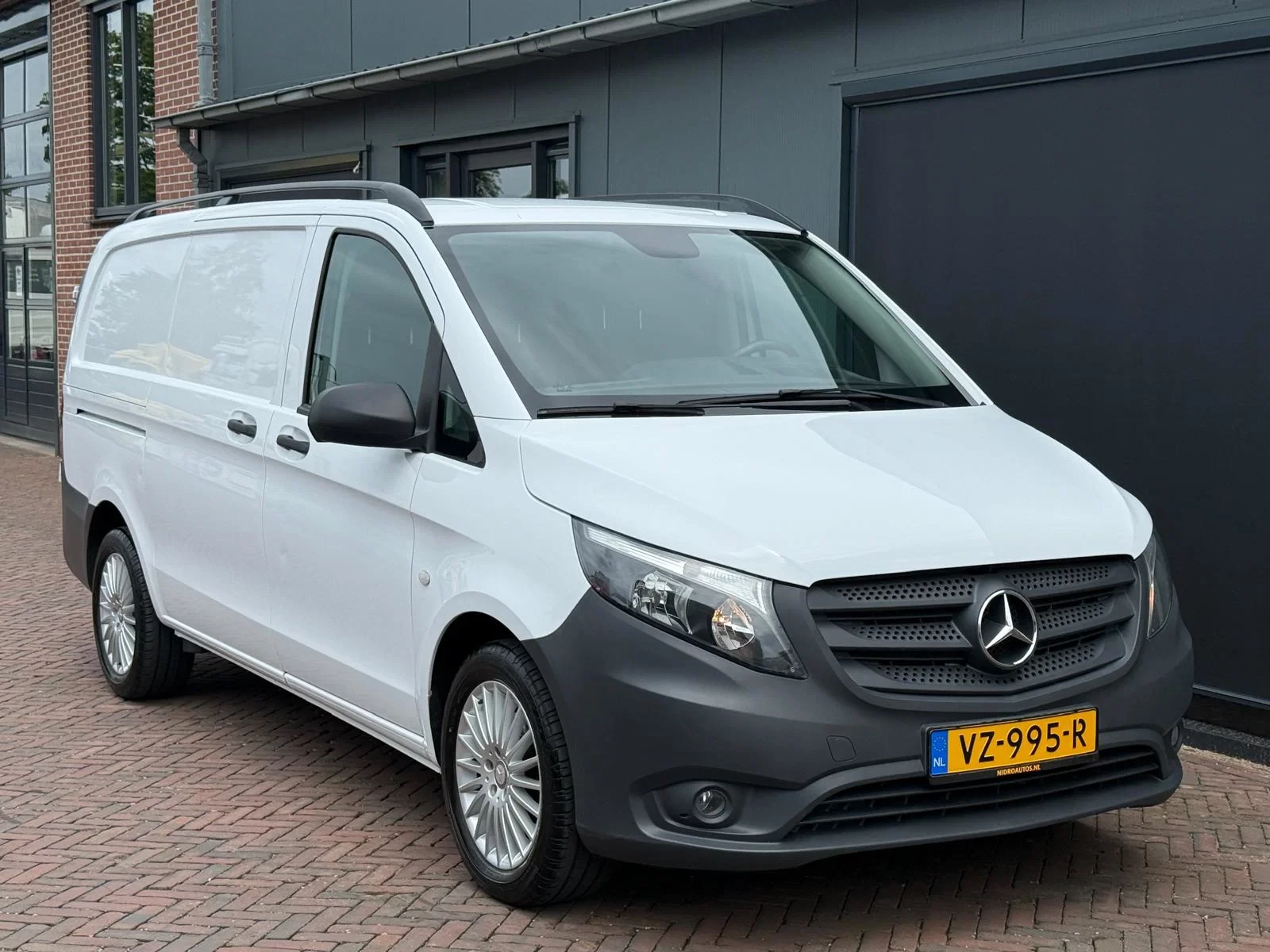 Mercedes-Benz Vito 2016 - 111 CDI Lang AC Trekhaak Cam Cruise Navi Lmv 1e Eigenaar Zeer nette staat! afbeelding 1