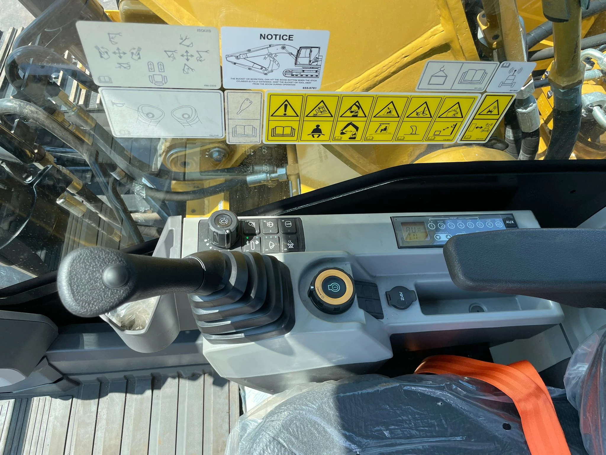 Caterpillar 323D3 2025 imagen 23