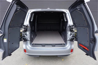 Volkswagen ID. Buzz Cargo 2026 - 79kWh Accu 286 PK Achterdeuren 3-Zits Camera ACC Trekhaak Cruise Standkachel Apple Carplay image 3 thumbnail