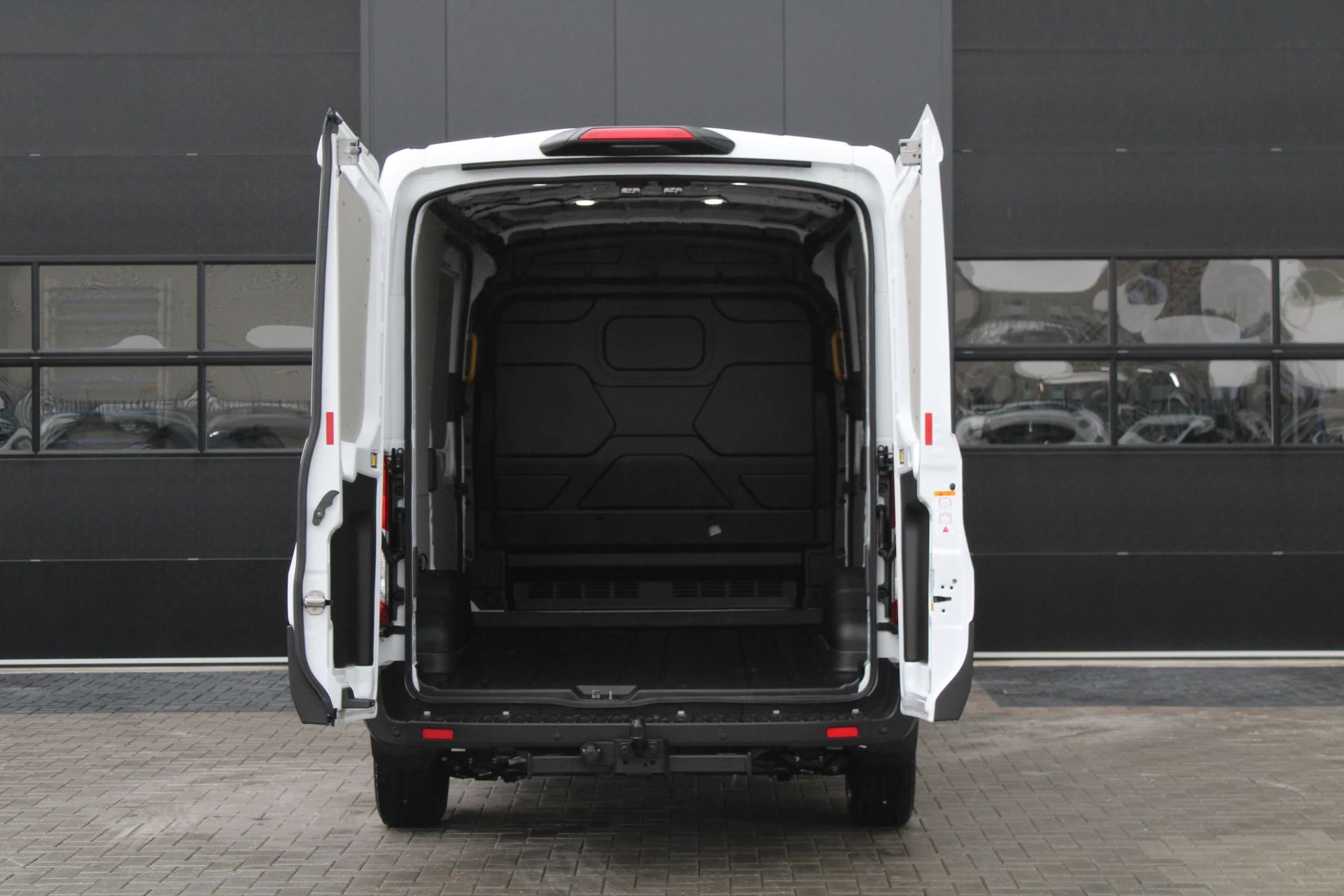 Ford Transit 2024 - 350 2.0 TDCI L2H2 Trend 130pk - Facelift - 2x Schuifdeur - Adaptive Cruise - Navigatie - Blind Spot - 360 Camera - Stoel - Stuurverwarming - Rijklaar zdjęcie 4