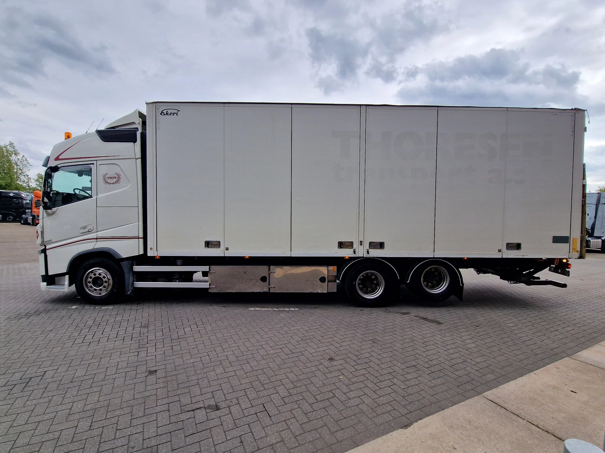 Volvo FH 2015 - 13.460 Globetrotter 6x2 - Ekeri box with sidedoors - Loadlift - Sliding roof - 560 WB obrázek 4