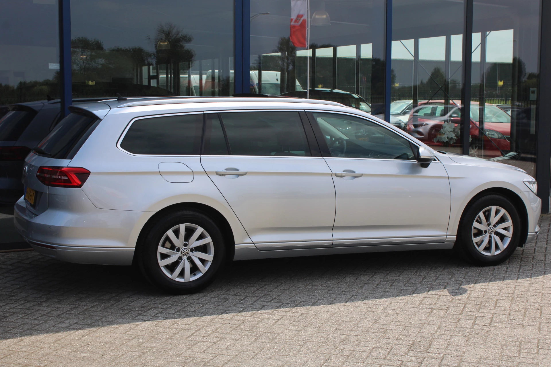 Volkswagen Passat 2018 - Variant 1.4 TSI Comfortline Business PANORAMADAK LEDER TREKHAAK CAMERA afbeelding 10