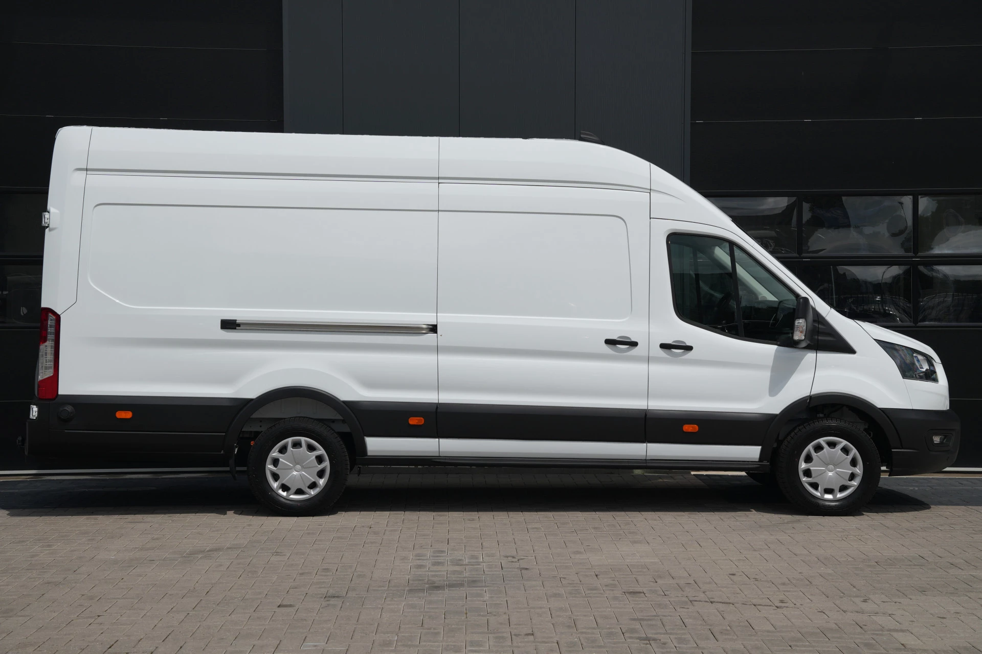 Ford Transit 2024 - 350 2.0 TDCI L4H3 Trend RWD 130pk - Navi - PDC - Stoelverwarming - Elektr. bestuurdersstoel - Rijklaar zdjęcie 4