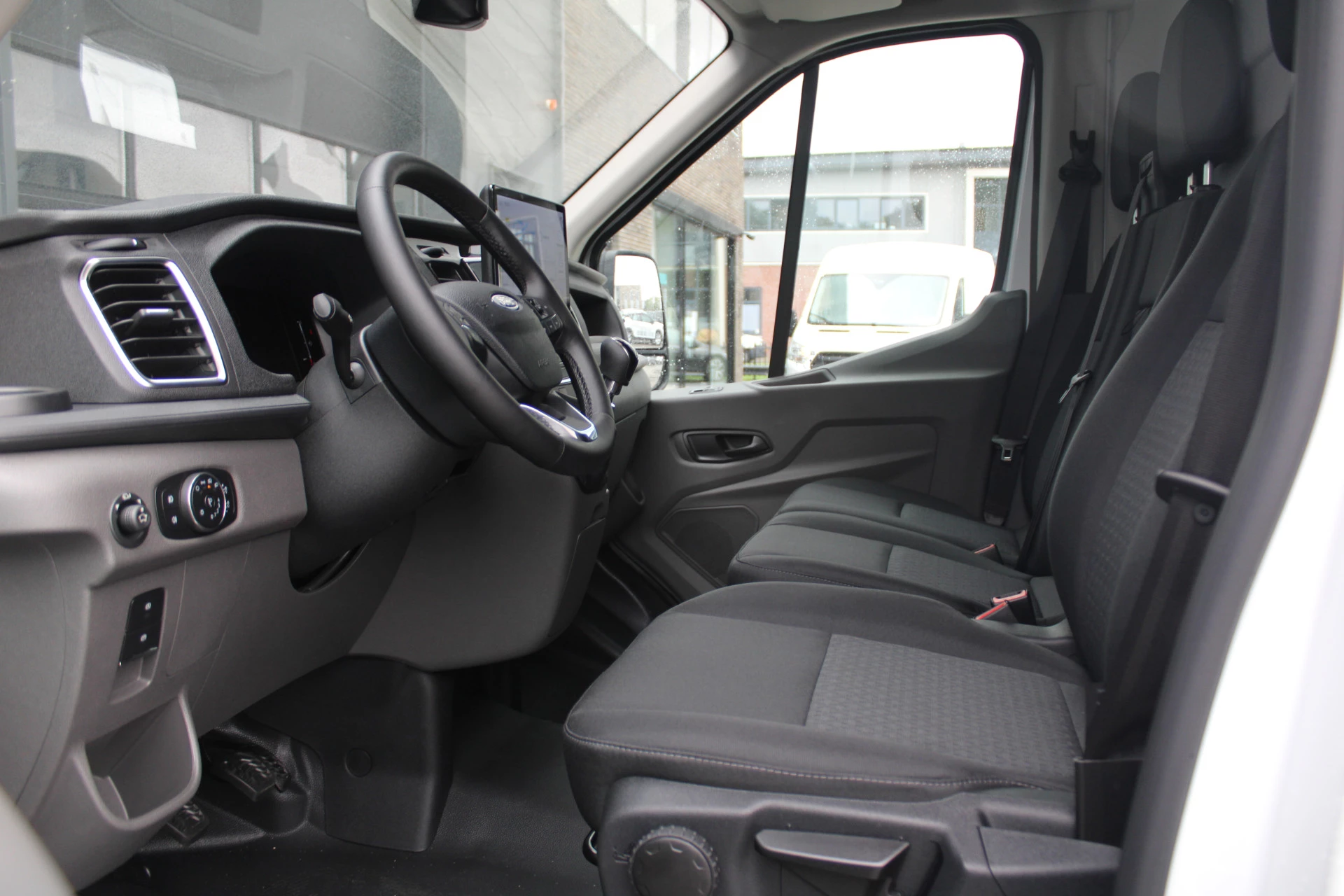 Ford Transit 2024 - 350 2.0 TDCI L2H2 Trend 130pk - Facelift - 2x Schuifdeur - Adaptive Cruise - Navigatie - Blind Spot - 360 Camera - Stoel - Stuurverwarming - Rijklaar zdjęcie 8