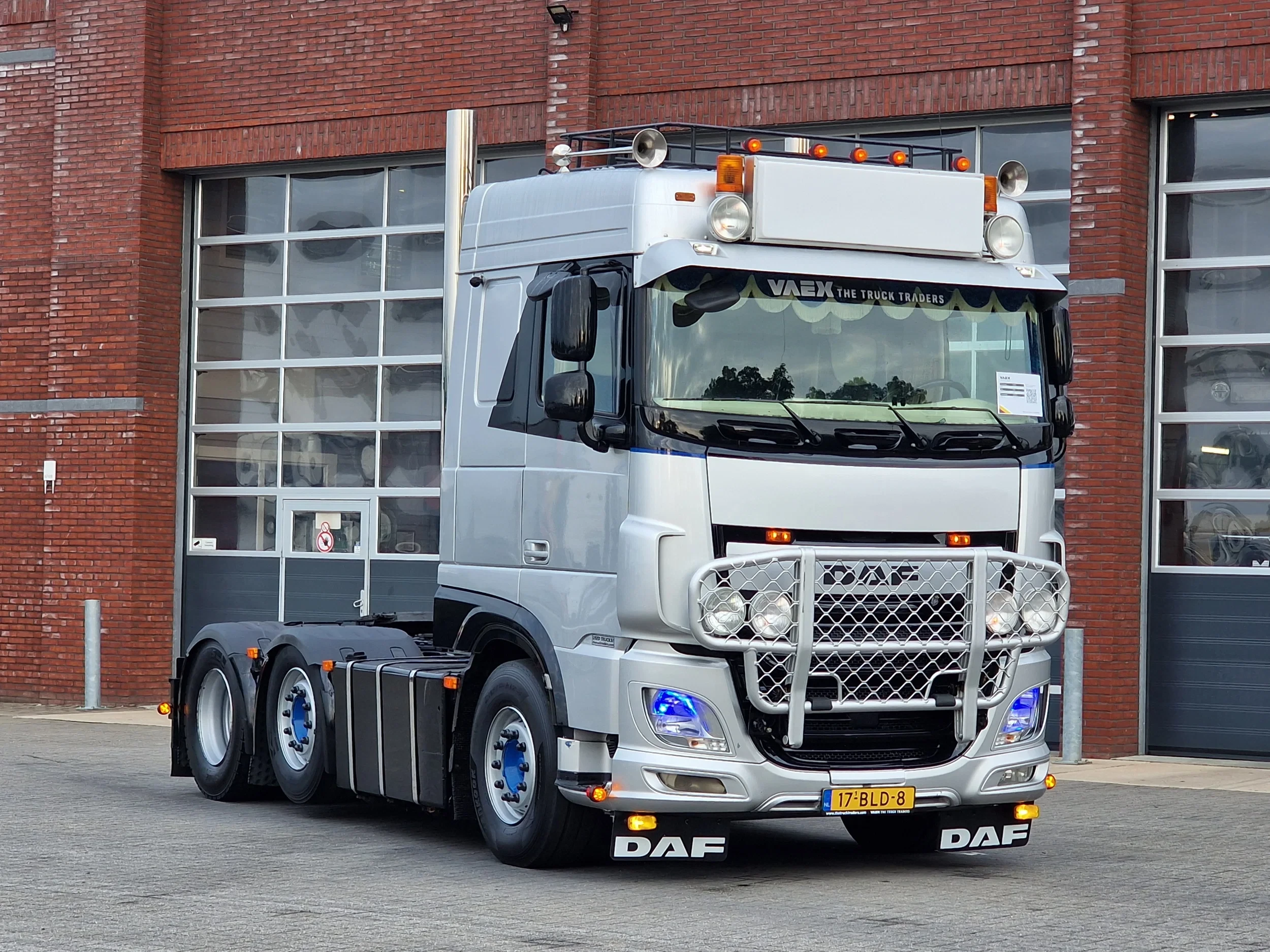 DAF XF 480 2018 - Spacecab 6x2/4 - Show truck - Manual gearbox - PTO/Hydraulic -Custom interior image 1