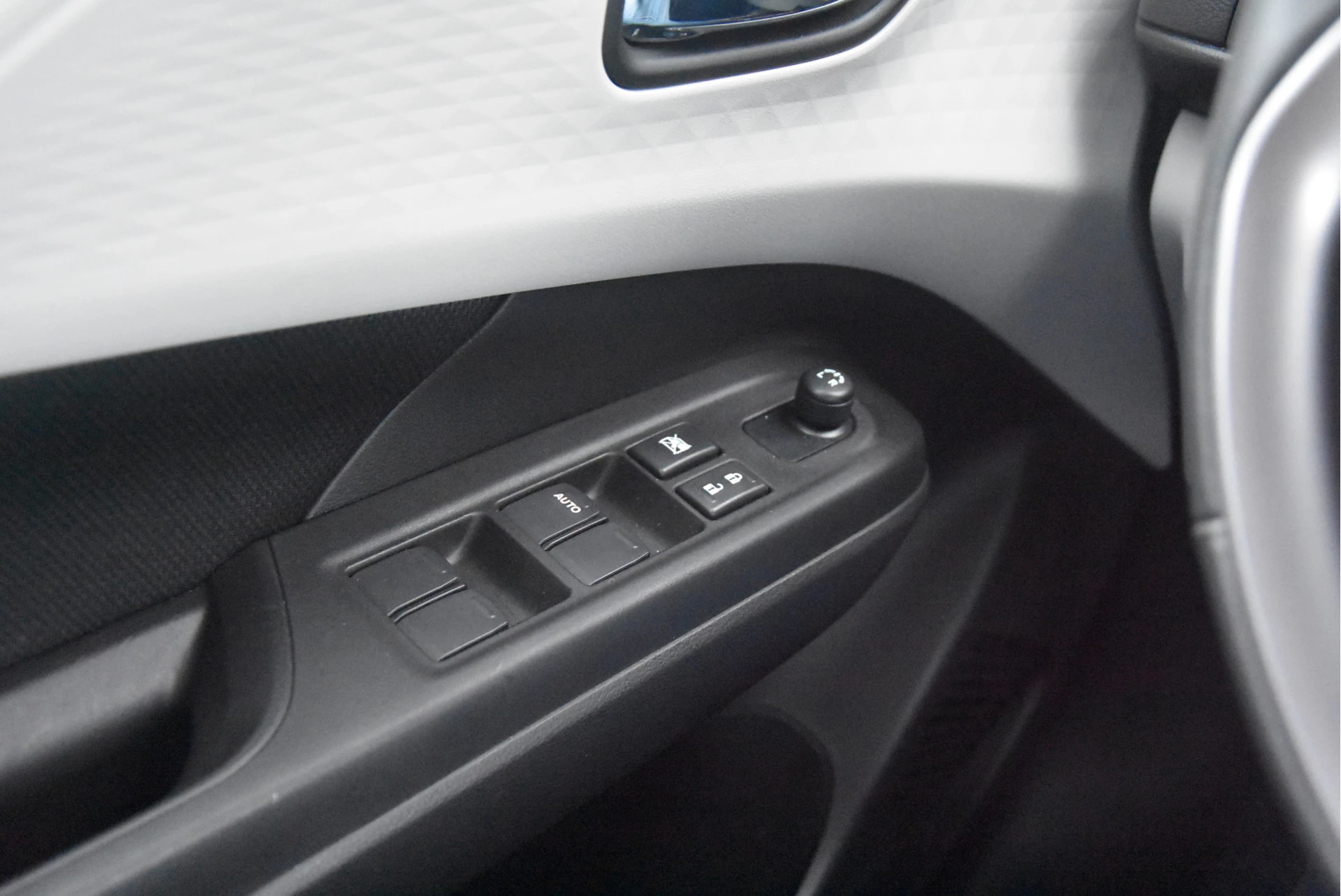 Suzuki Swift 2024 - 1.2 Select Smart Hybrid obrázek 9