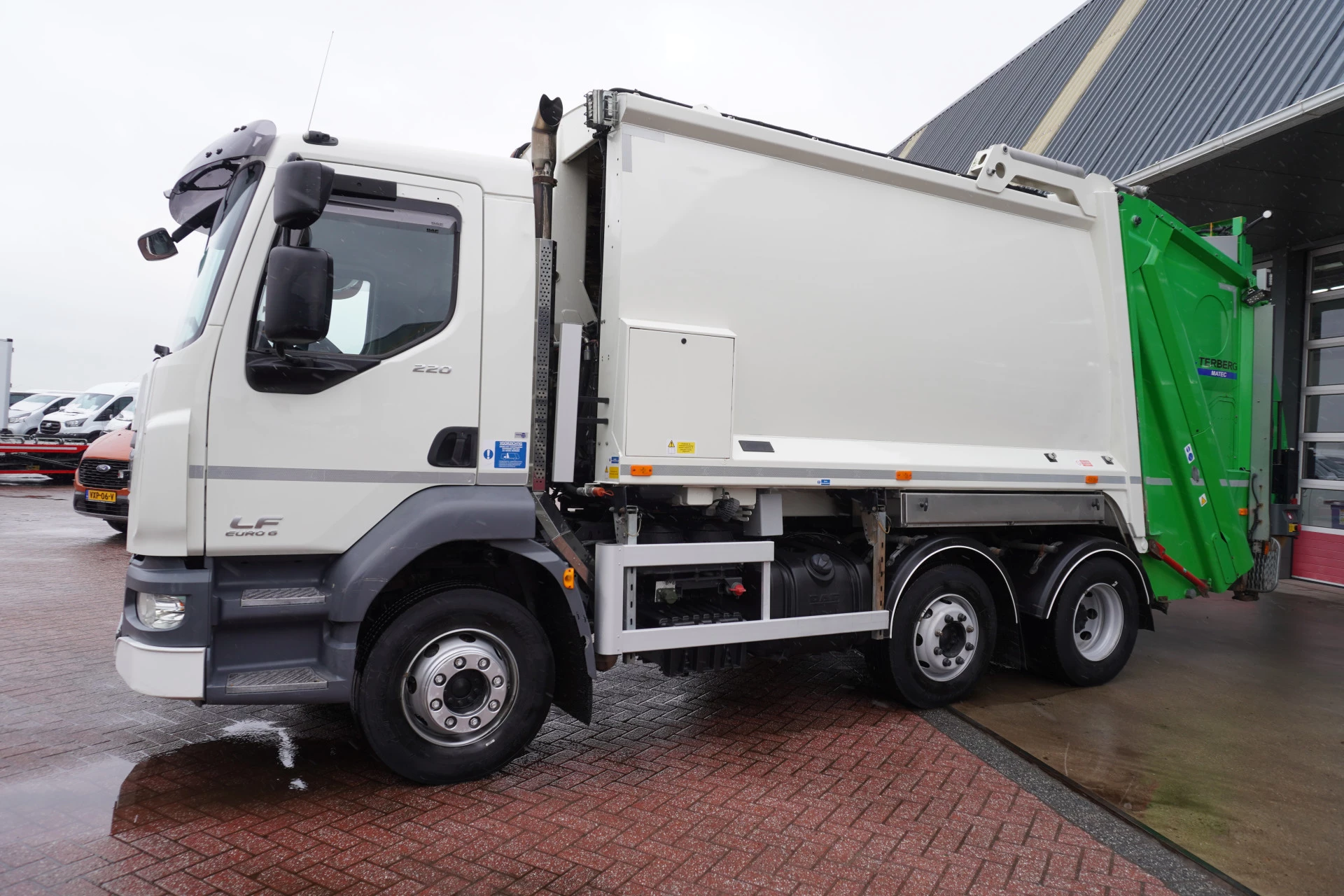 DAF LF 220 FAG 2016 - Terberg Vuilniswagen achterlader Euro6 obrázek 8