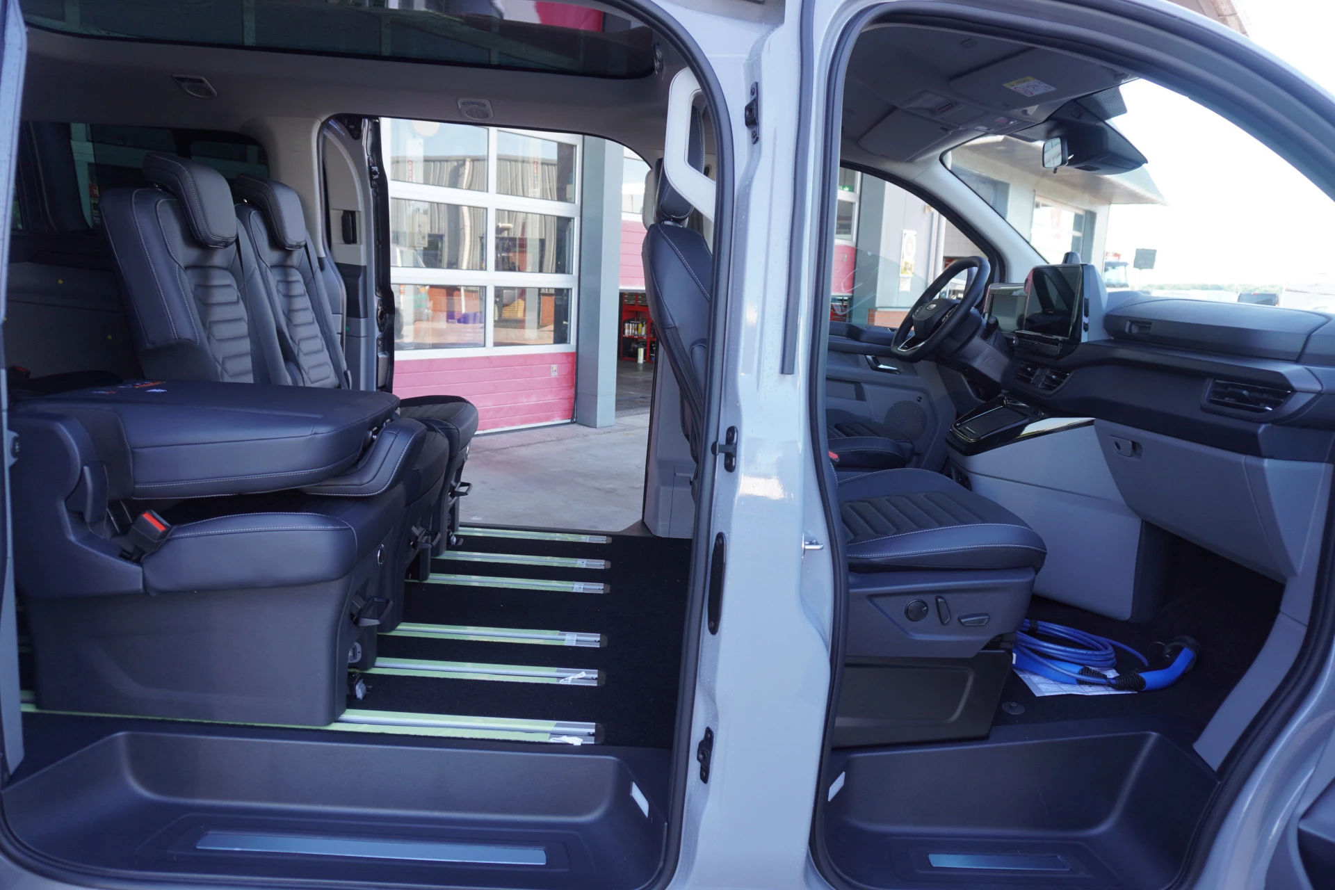 Ford Transit Custom 2026 - 340L 2.5 PHEV 233PK L2H1 Titanium X 8 Persoons PHEV Automaat obrázek 15