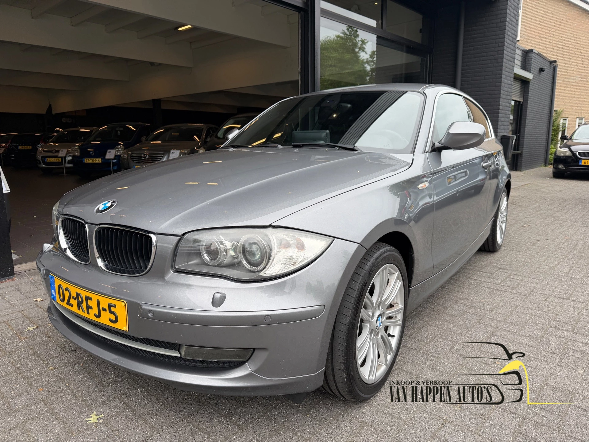 BMW 1 Serie 2011 - 120i Business Line Ultimate Edition / automaat / apk 7-2027 afbeelding 2