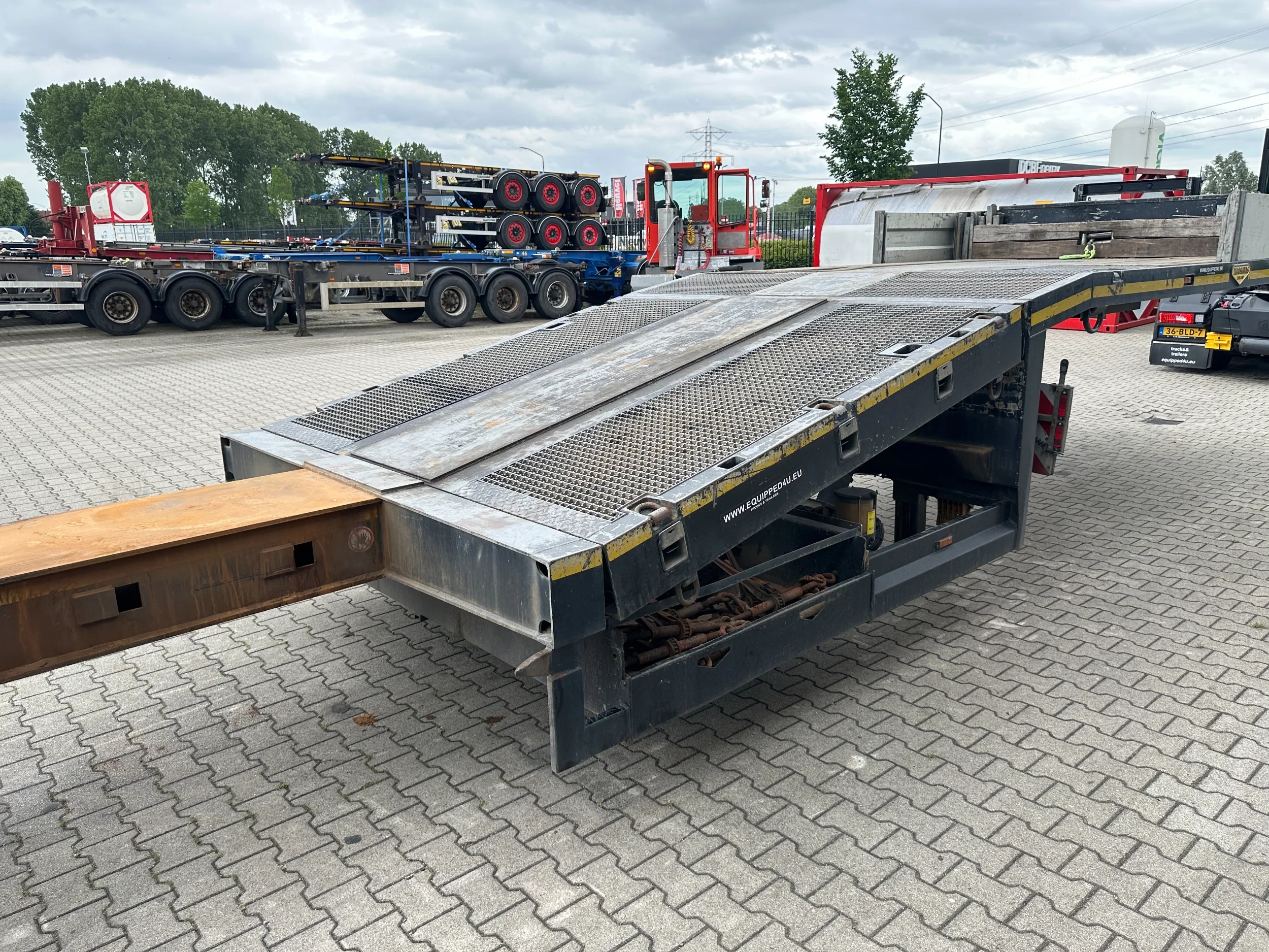 Broshuis 2017 - 3ABSD Lowloader 3-axle / GVW: 59.000kg / Neck: 23.000kg / hydraulic steering + ramps + loading table / 4.60m extendable / winch / liftaxle zdjęcie 38