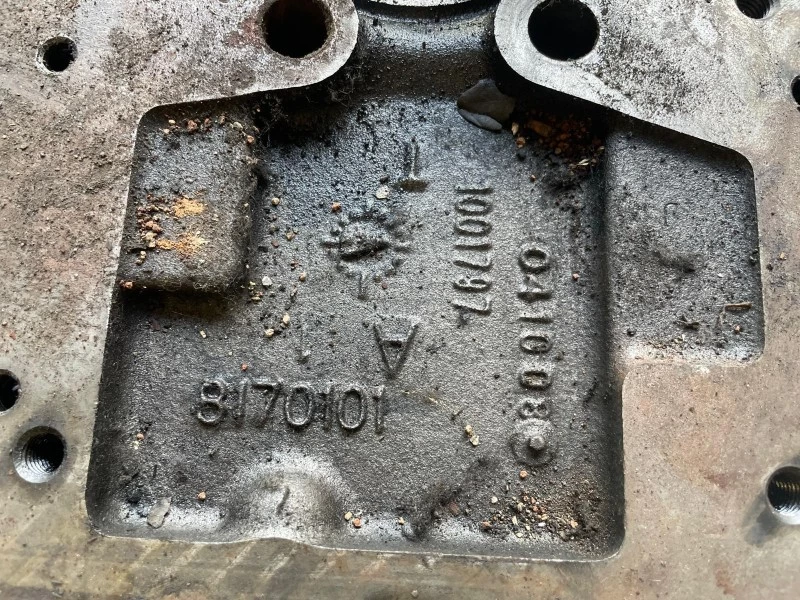 Volvo - 8170101 CYLINDER HEAD D12 obrázek 2