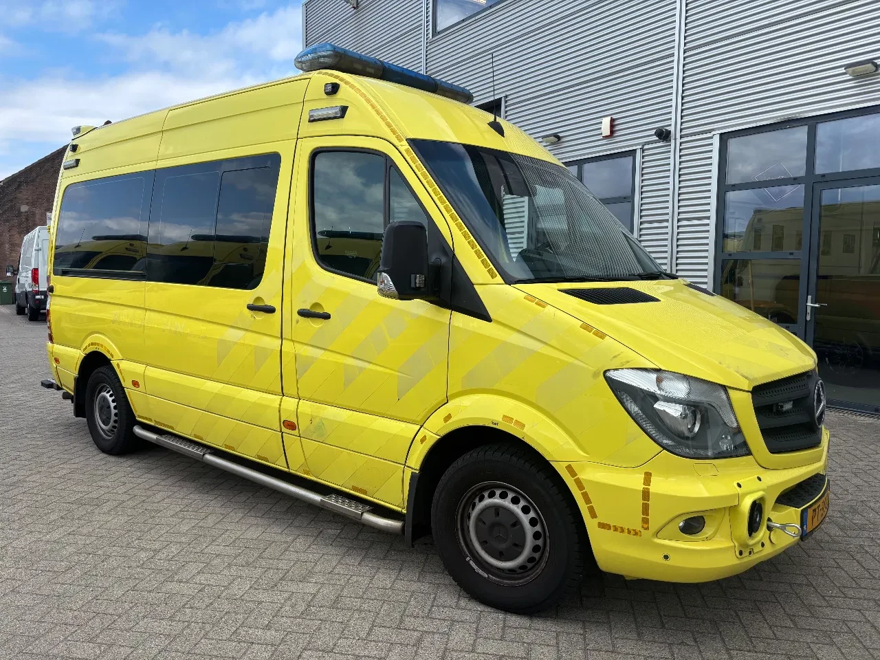 Mercedes-Benz Sprinter 2017 - 319CDI L2H2 AMBULANCE AUTOMAAT V6 MOTORSCHADE obrázek 3